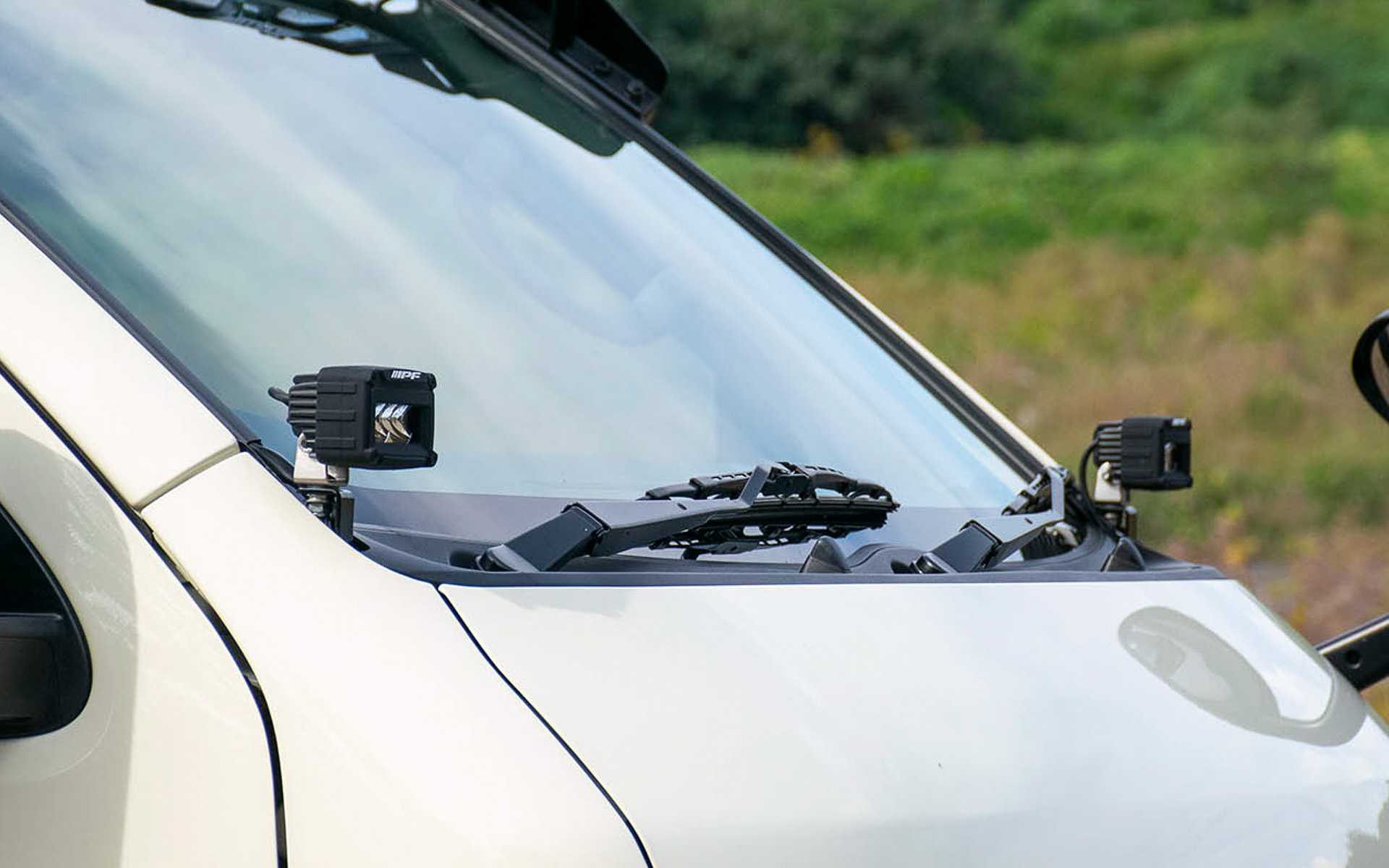 ボンネット上部の左右に配置できる