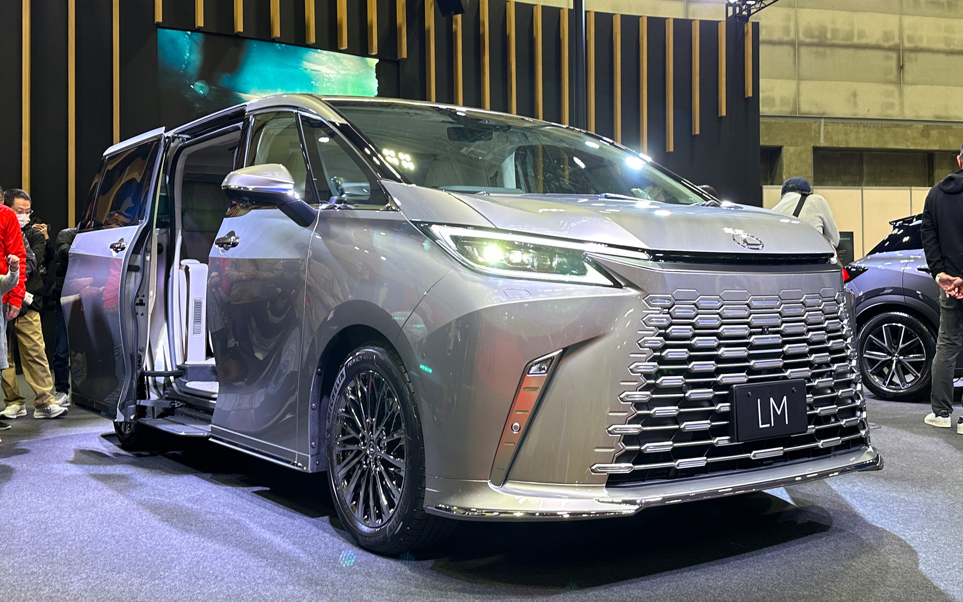 新型ミニバン「LM」