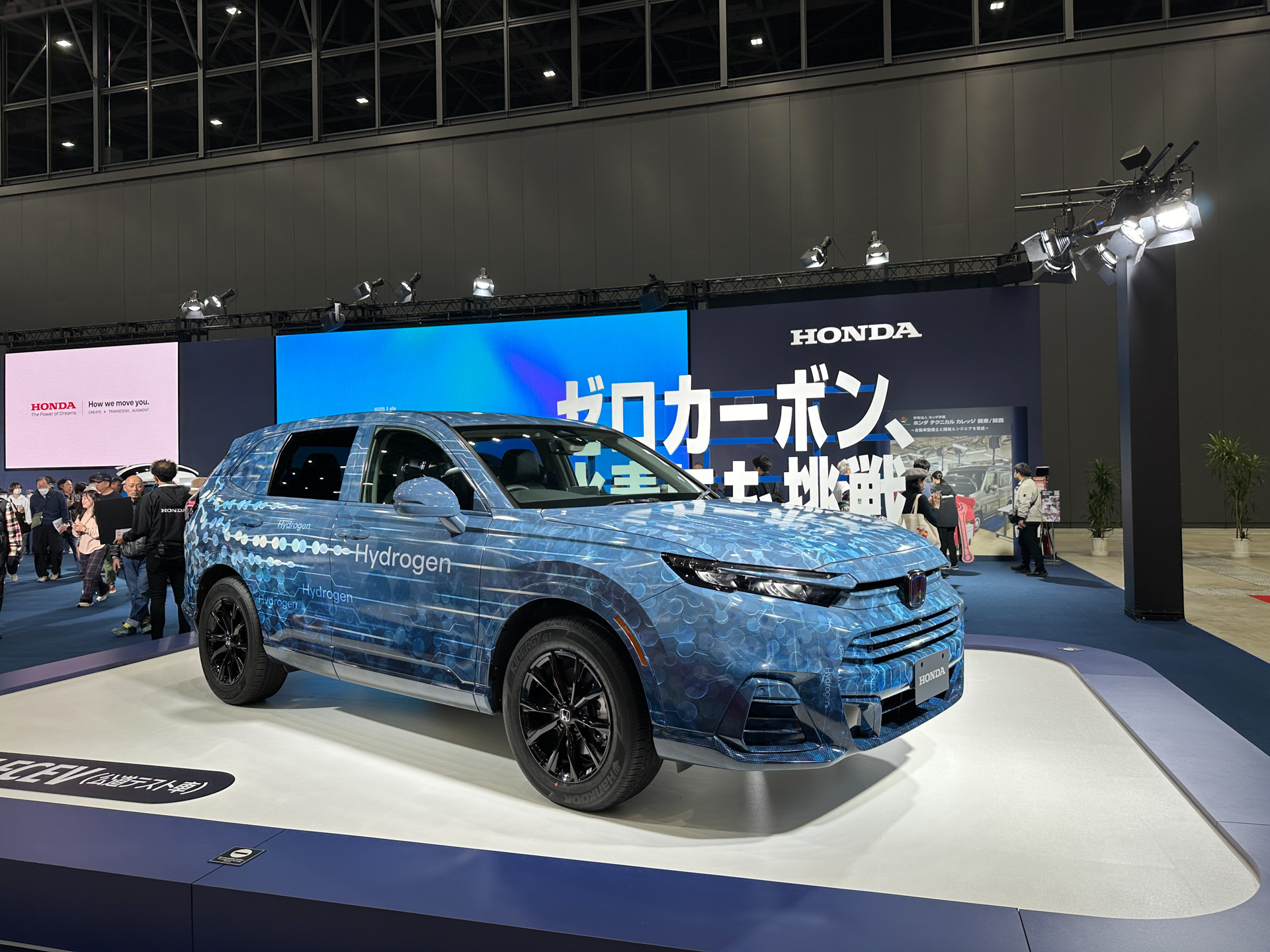 2024年発売予定の新型燃料電池車「CR-V FCEV」（公道テスト車両）。北米向けに販売しているCR-Vをベースに次世代燃料電池システムを搭載した車両で、短時間で水素を充填できて長距離走行できるFCEVの特徴に加え、家庭や街中で充電できるプラグイン機能も搭載した