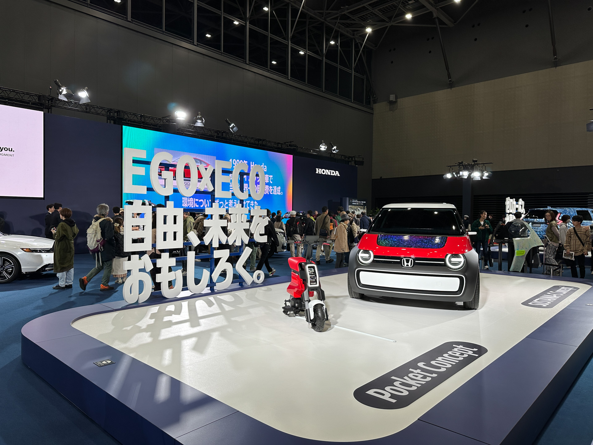 次世代EVのコンセプトモデル「サステナ・シーコンセプト」。回収した使用済みアクリル樹脂を再利用したボディ、走りながらエネルギーを充電できる太陽光ソーラーパネルなど、環境負荷ゼロに向けて、限りある資源を有効に使うリソースサーキュレーションと同時に楽しいこと、やりたいことも叶えてくれる次世代EVとしている