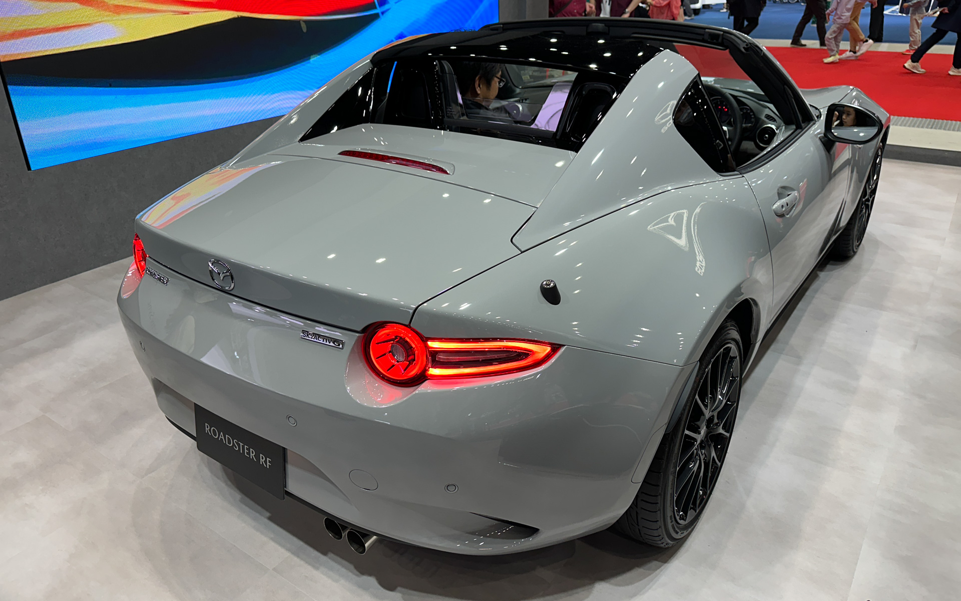 「エアログレーメタリック」のロードスターRF