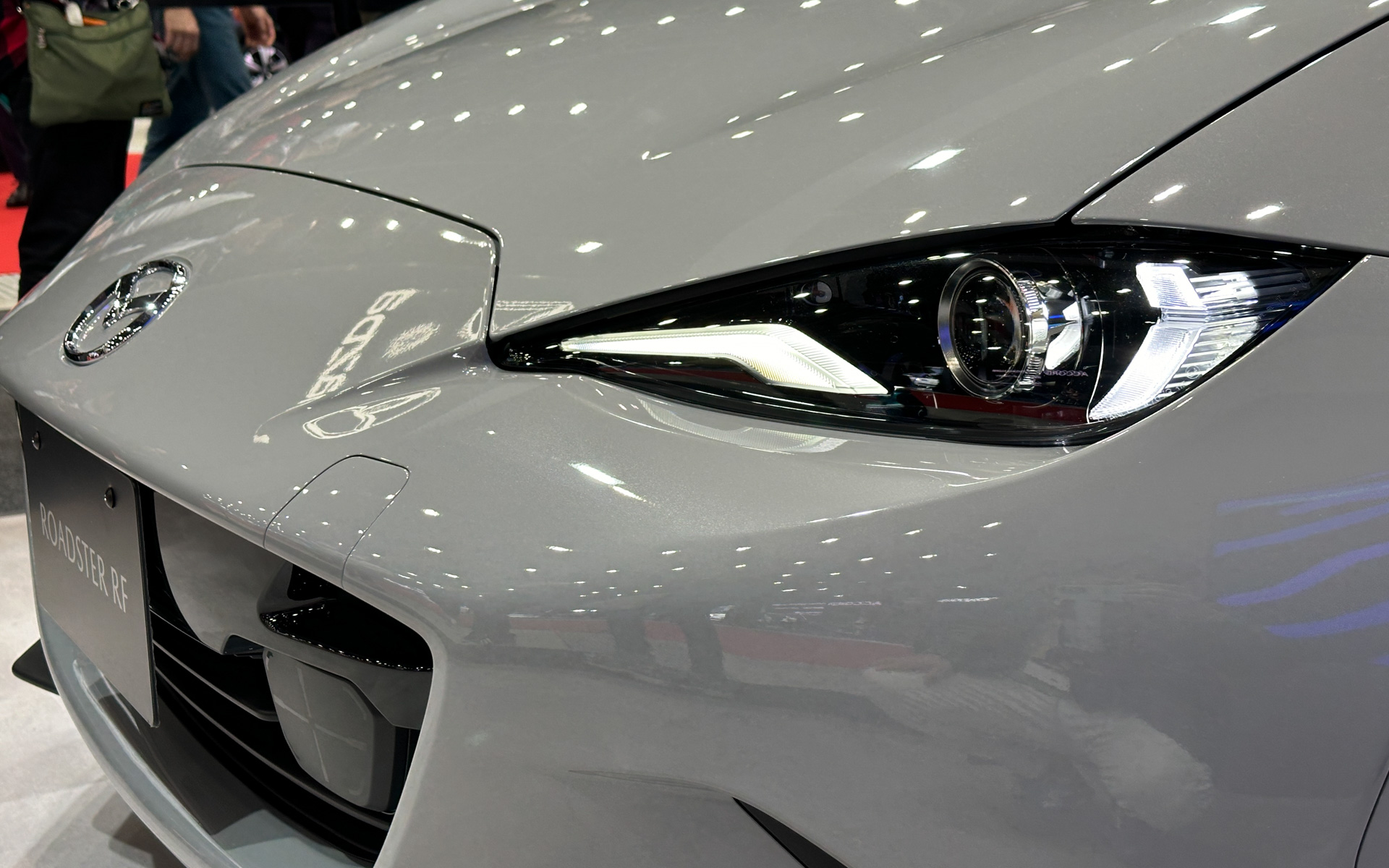 「エアログレーメタリック」のロードスターRF