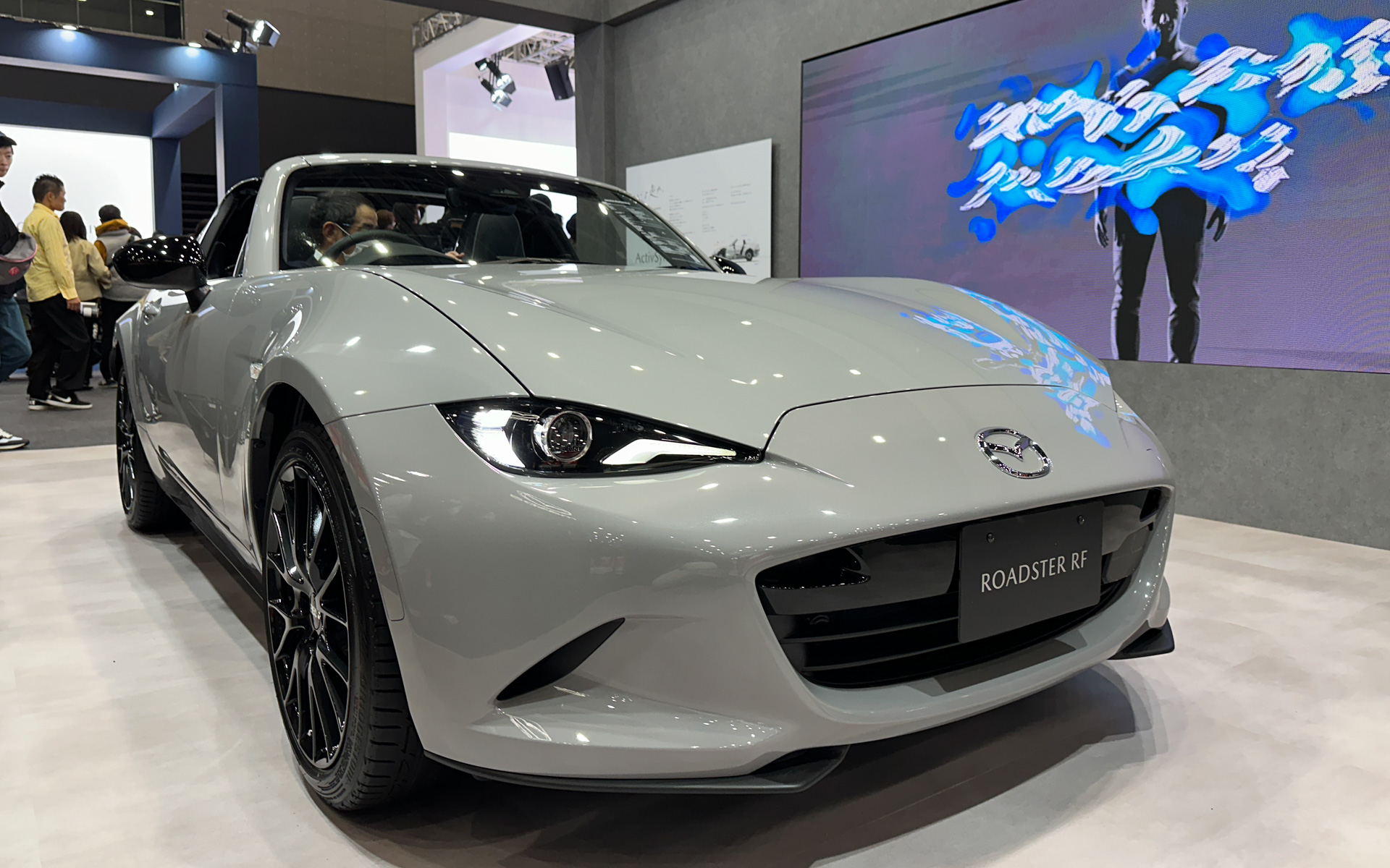 「エアログレーメタリック」のロードスターRF