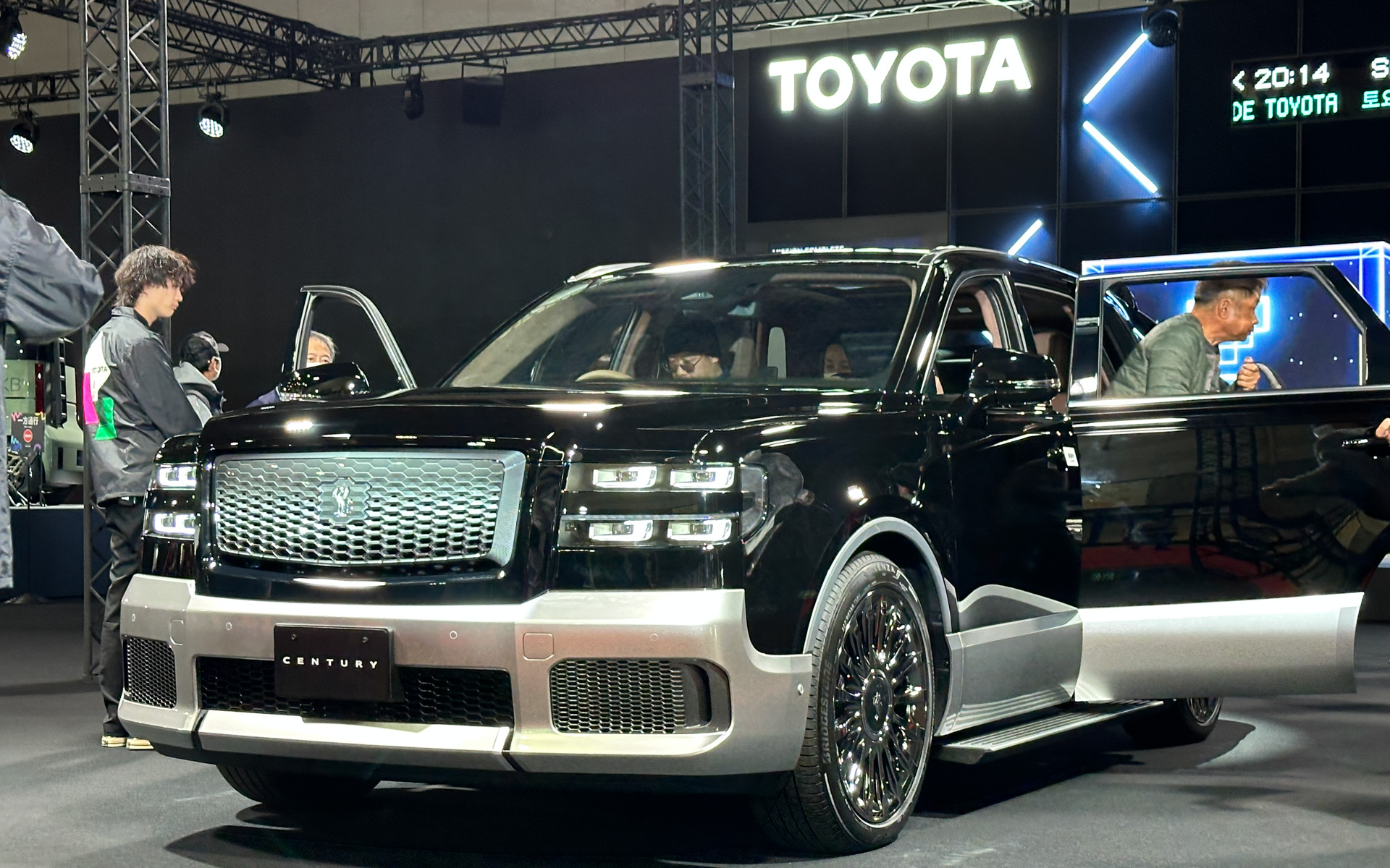 乗車体験できる新しい「センチュリー」を展示