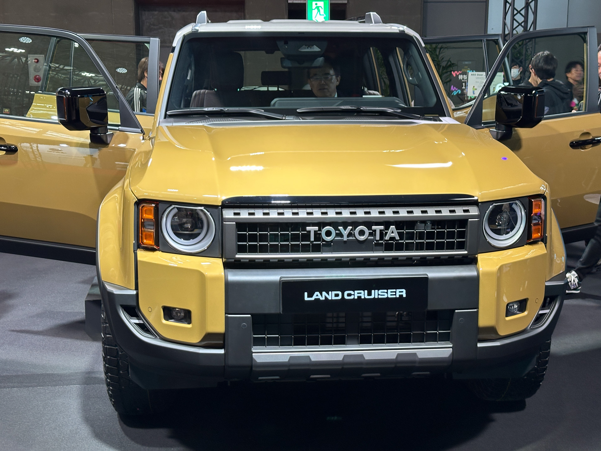 愛知県知事の大村秀章氏がトヨタブースを視察、ランドクルーザー250に乗車した