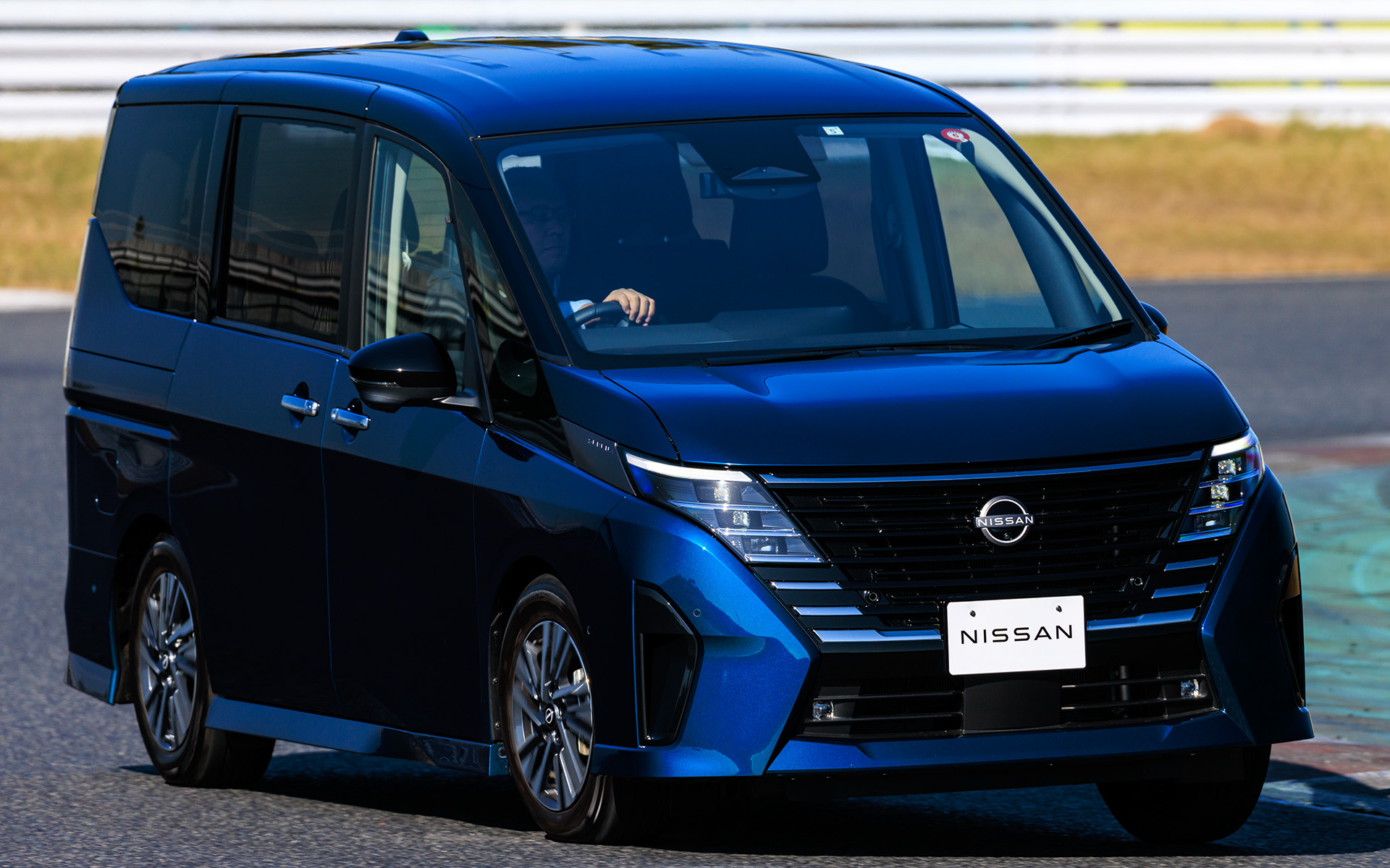 日産「セレナ」：日産自動車株式会社