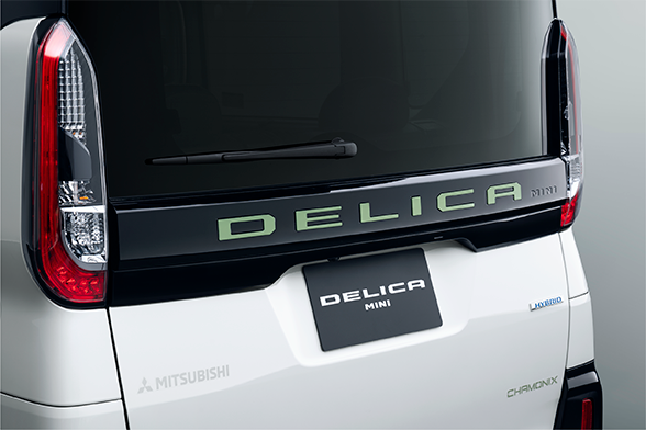 専用テールゲートエンブレム＆テールゲートガーニッシュ（グロスブラック）