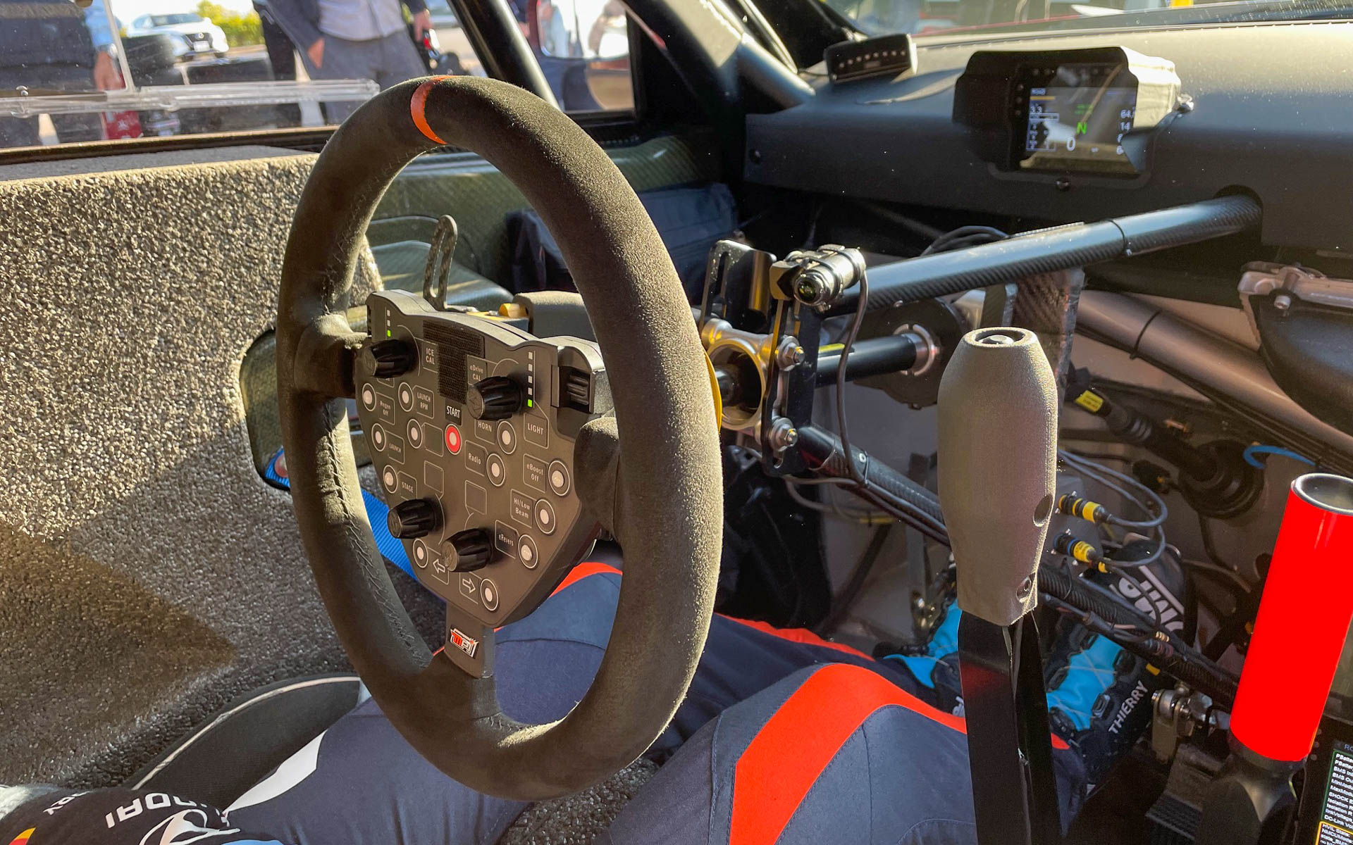 コクピット。パイプフレームのRally1の仕事場。右の赤いのがリアブレーキレバー、左はシーケンシャルシフトの5速