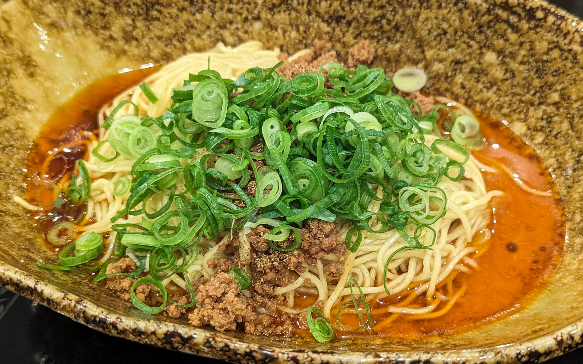 汁なし担担麺は広島のソウルフードらしいです。写真はくにまつ神保町店の汁なし担担麺（新味）。東京にはキング軒もお店を出してますが、食べ比べた結果、私はくにまつの方が好みでした。くにまつは人形町や上野にも出店していたのですが残念ながら閉店してしまったので、ぜひ神保町店は撤退しないでいてほしいと心から願っています……！