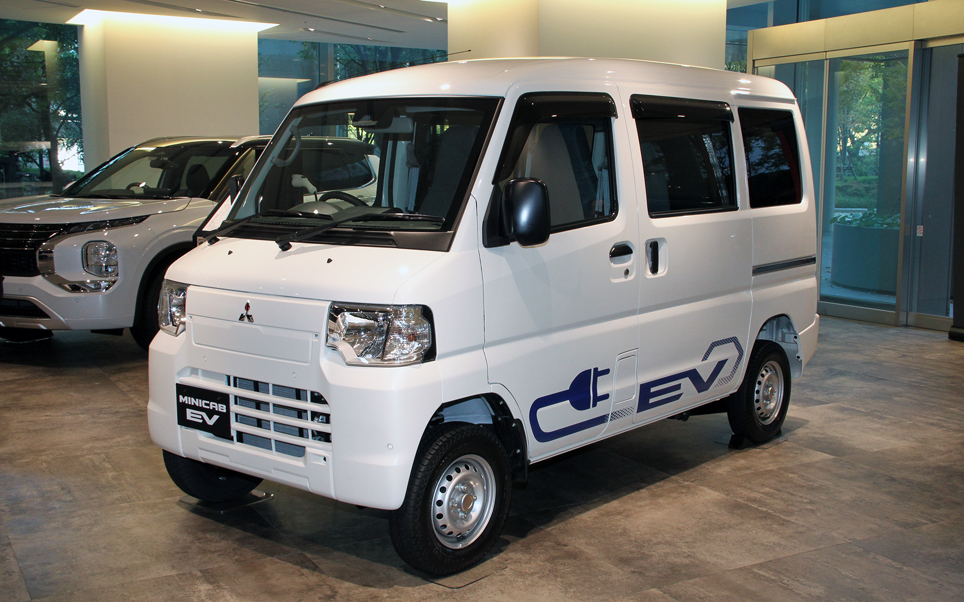 ミニキャブ EVのボディサイズは3395×1475×1915mm（全長×全幅×全高）、ホイールベースは2390mmと、従来のミニキャブ MiEVと共通。車両重量は2シーター仕様が1100kg、4シーター仕様が1130kgと、4シーター仕様のみ重量が20kg重くなった