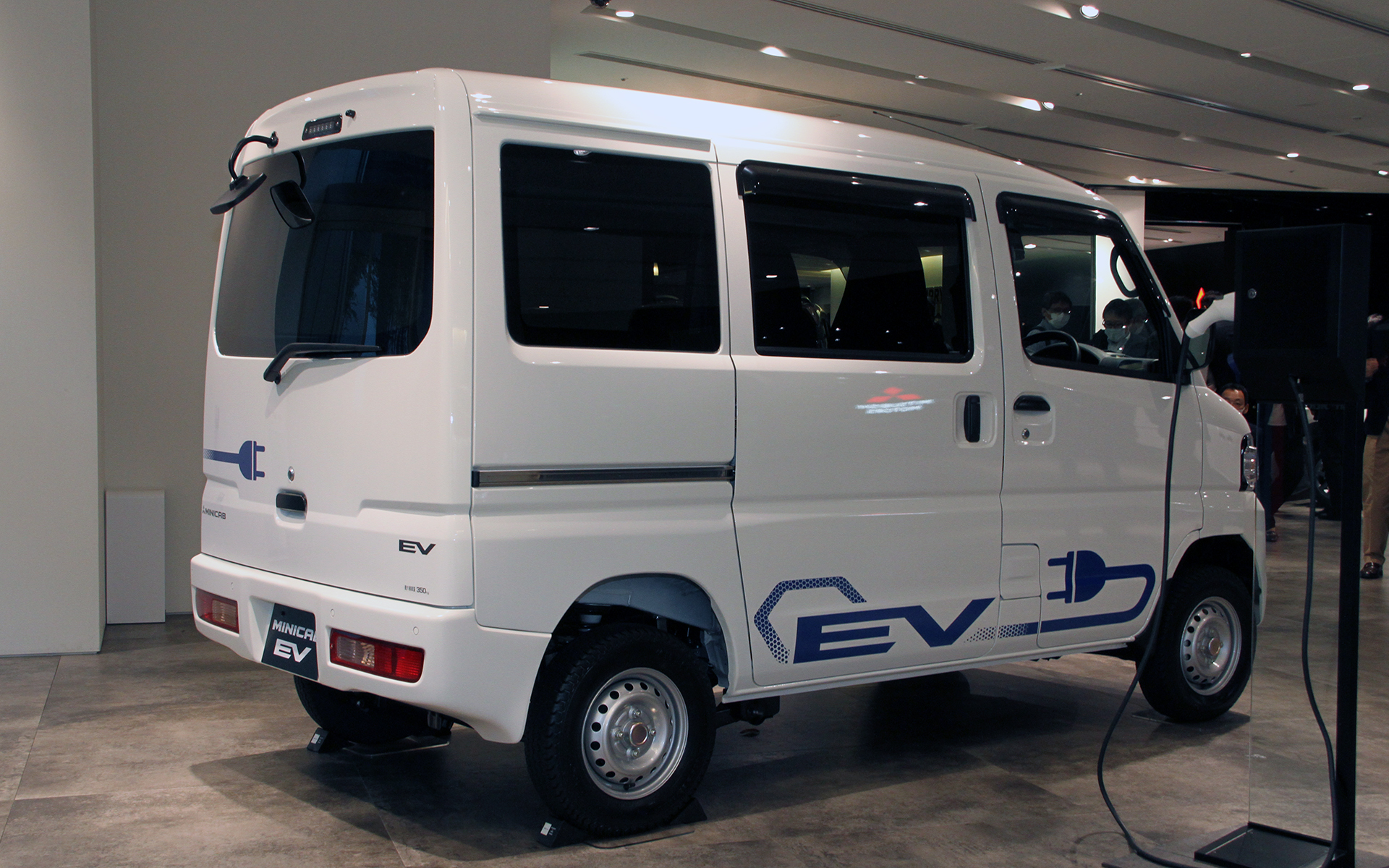 ミニキャブ EVのボディサイズは3395×1475×1915mm（全長×全幅×全高）、ホイールベースは2390mmと、従来のミニキャブ MiEVと共通。車両重量は2シーター仕様が1100kg、4シーター仕様が1130kgと、4シーター仕様のみ重量が20kg重くなった