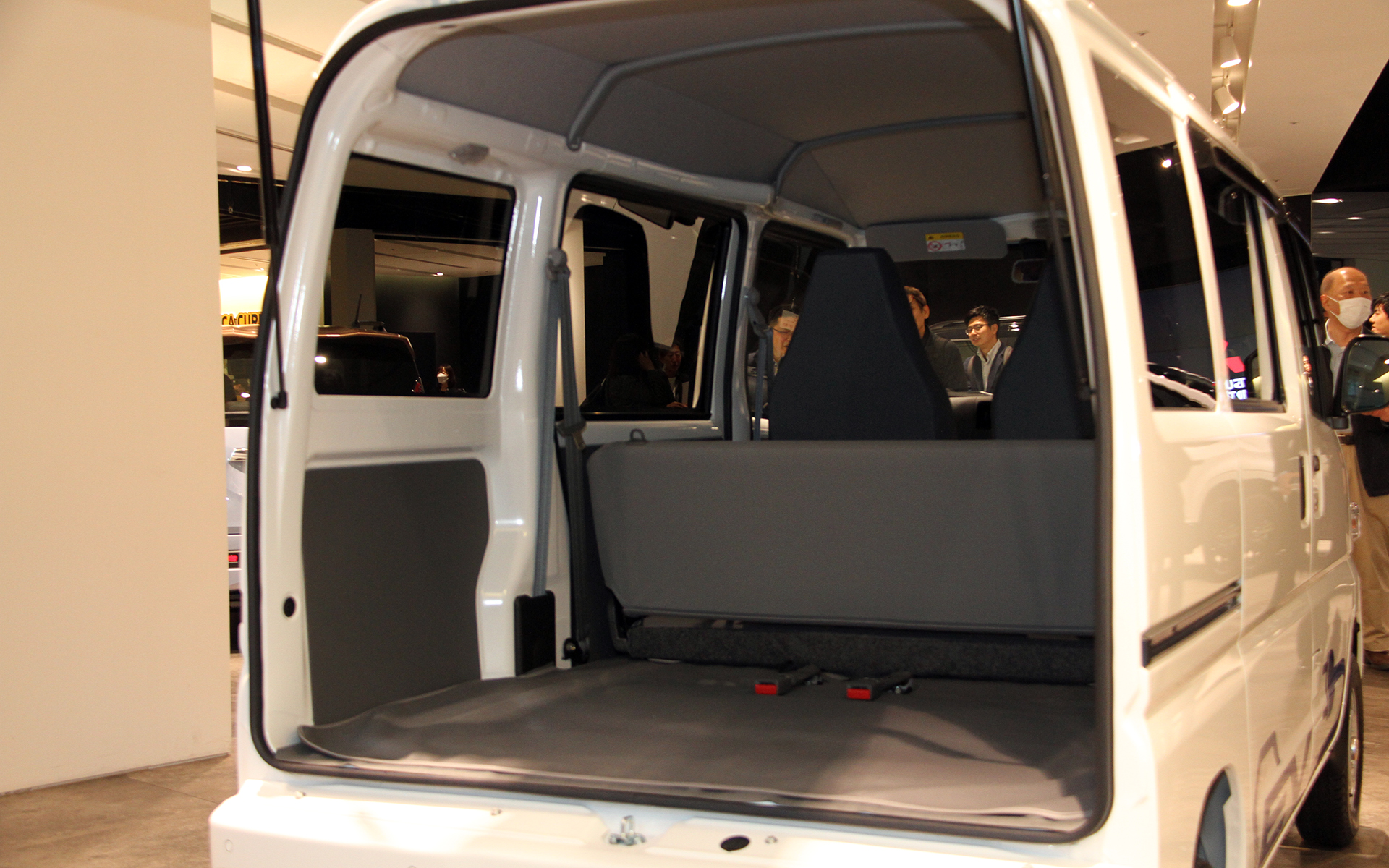 ミニキャブ EVの内外装デザインについては大きく変更されていないが、外装ではフロントバンパーの変更があり、内装ではスペアタイヤを廃してタイヤパンク修理キットに変更された