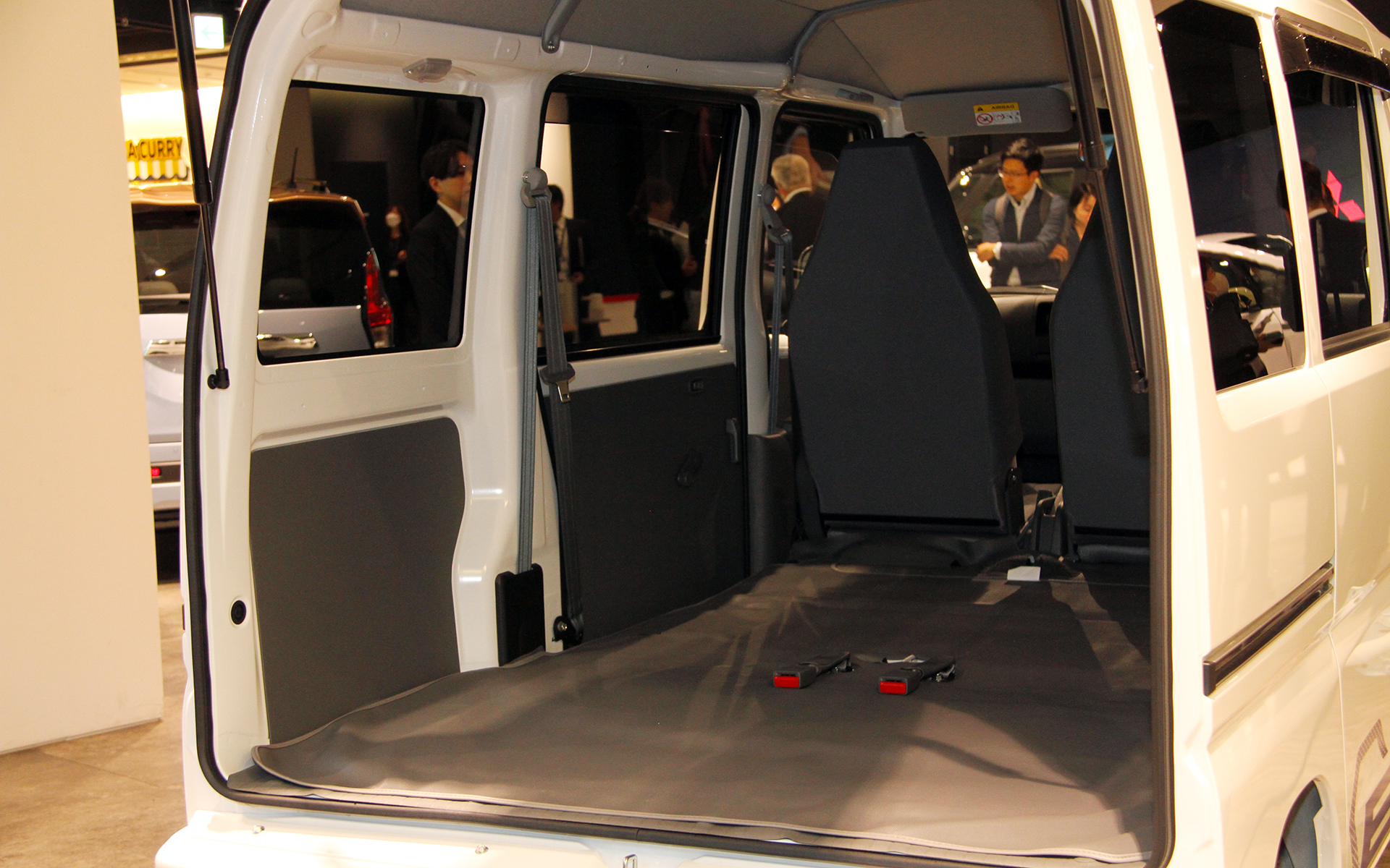 ミニキャブ EVの内外装デザインについては大きく変更されていないが、外装ではフロントバンパーの変更があり、内装ではスペアタイヤを廃してタイヤパンク修理キットに変更された