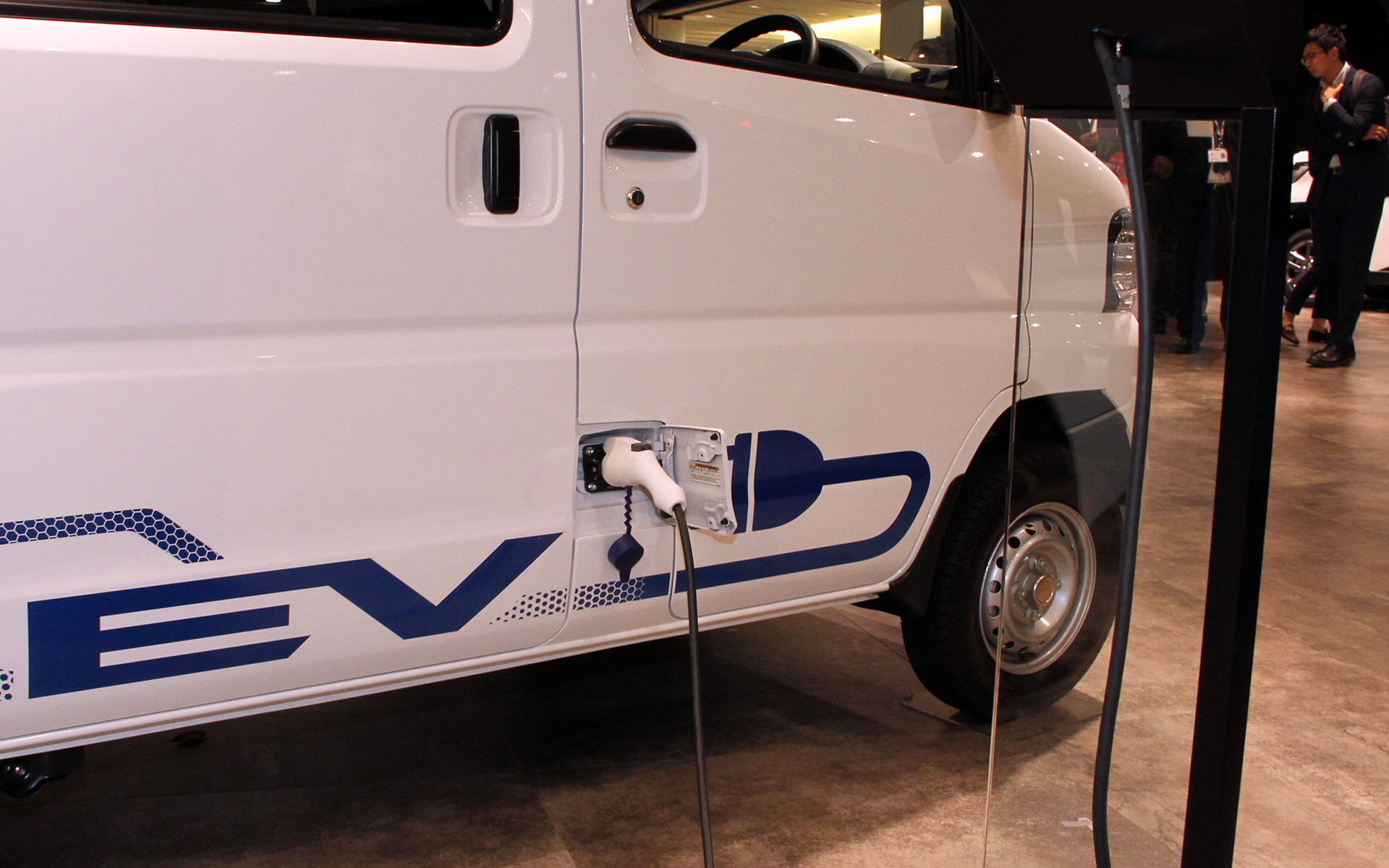 ミニキャブ EVの内外装デザインについては大きく変更されていないが、外装ではフロントバンパーの変更があり、内装ではスペアタイヤを廃してタイヤパンク修理キットに変更された