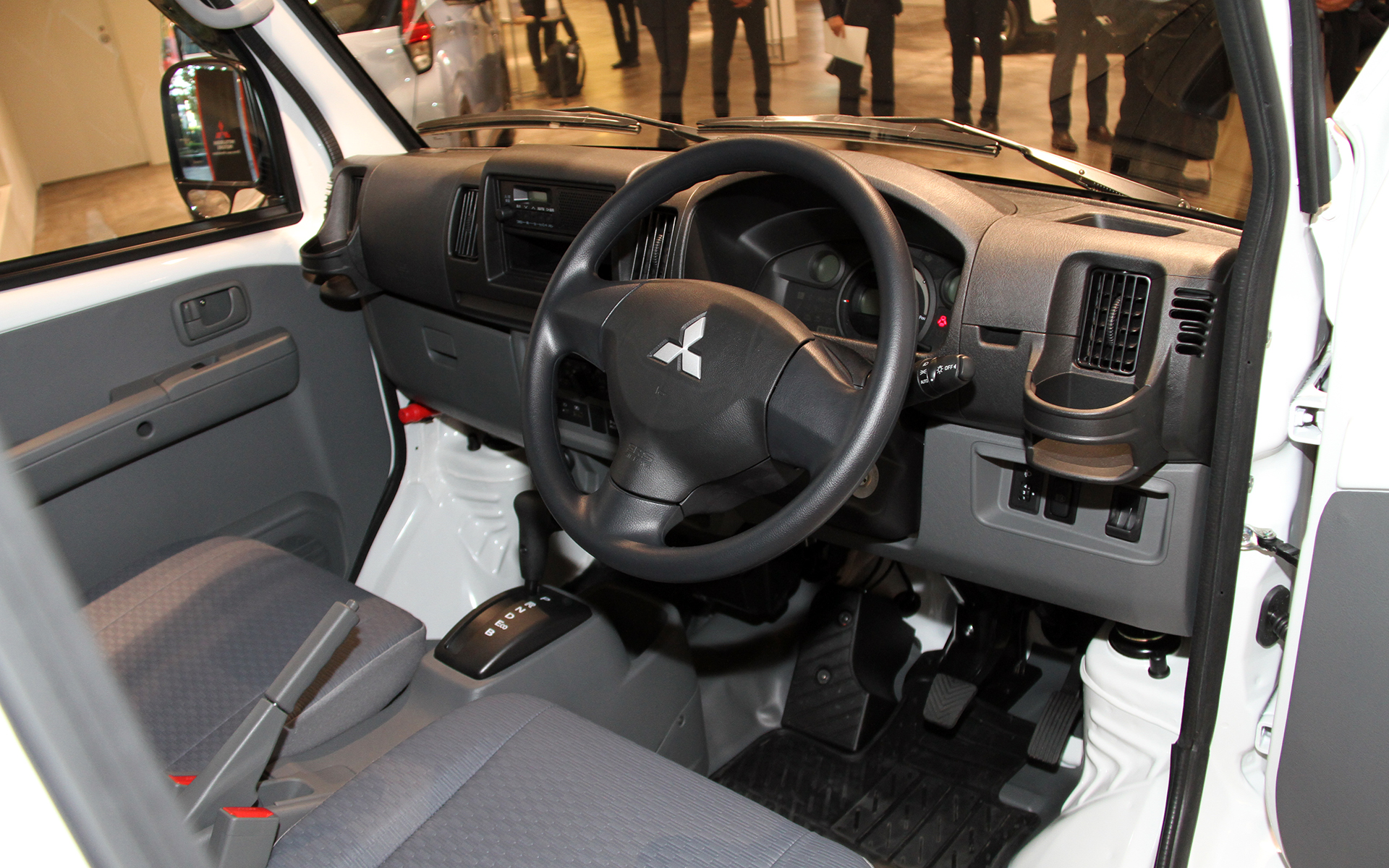 ミニキャブ EVの内外装デザインについては大きく変更されていないが、外装ではフロントバンパーの変更があり、内装ではスペアタイヤを廃してタイヤパンク修理キットに変更された