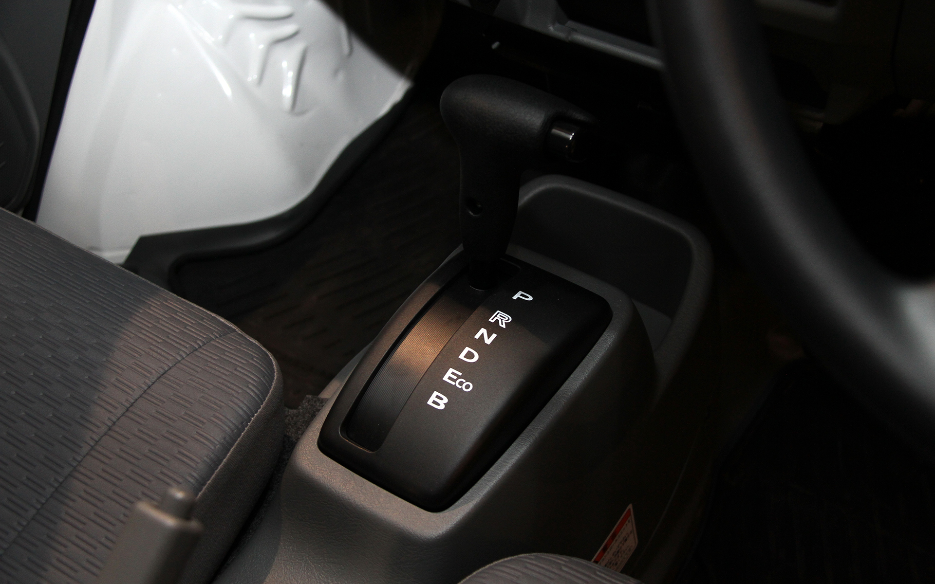 ミニキャブ EVの内外装デザインについては大きく変更されていないが、外装ではフロントバンパーの変更があり、内装ではスペアタイヤを廃してタイヤパンク修理キットに変更された