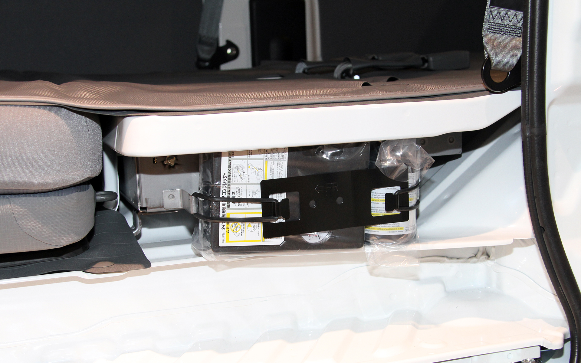 ミニキャブ EVの内外装デザインについては大きく変更されていないが、外装ではフロントバンパーの変更があり、内装ではスペアタイヤを廃してタイヤパンク修理キットに変更された