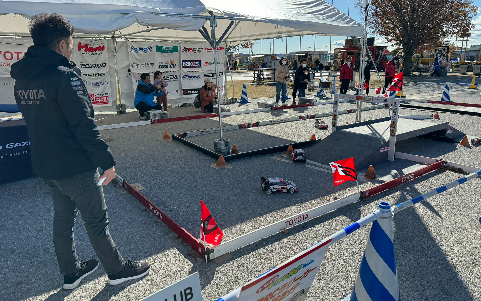 トヨタRCカークラブがラリチャレ豊田市で再現した、立体交差のあるコース。トヨタスタジアムのコースをモチーフにしている