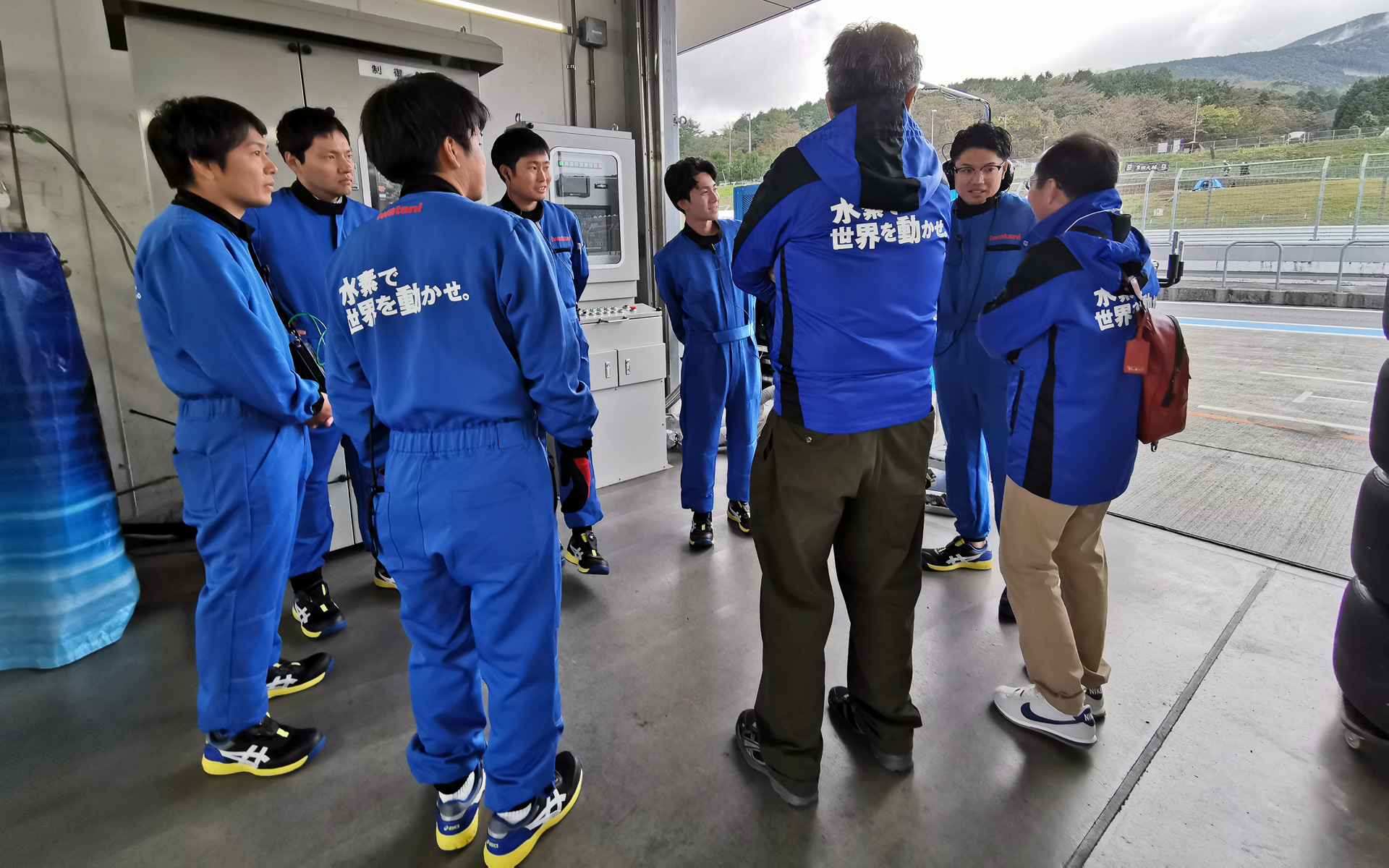 水素充填後にピットでミーティングをしていた岩谷産業のスタッフ