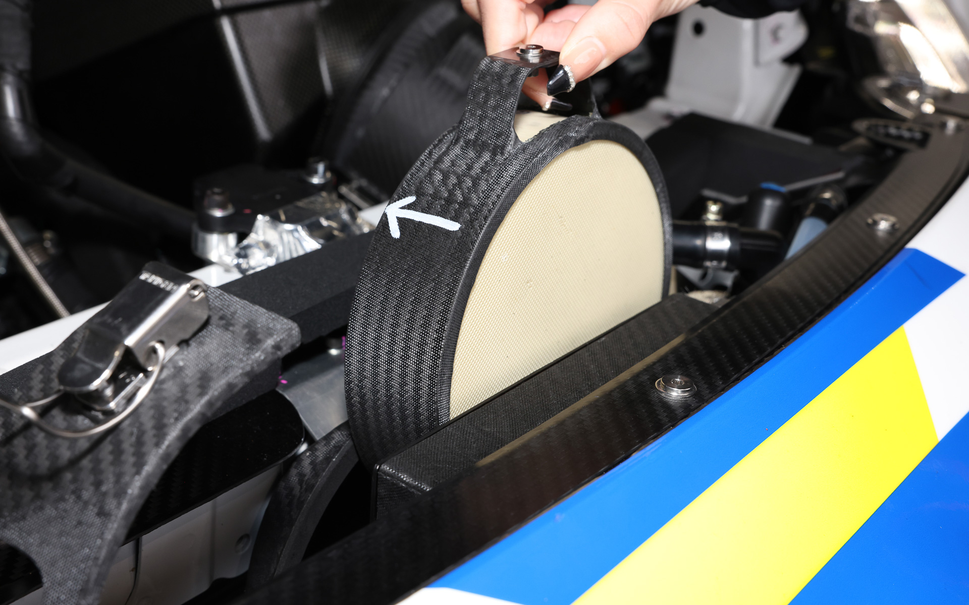 フロントグリルの内側にオイルクーラーを配置し、そのクーラーを通過した空気の熱を利用してCO2をフィルターから剥がしている（60℃以上であれば剥がれる）。ピットインするたびにエアクリーナー前のフィルターと交換して走行していた