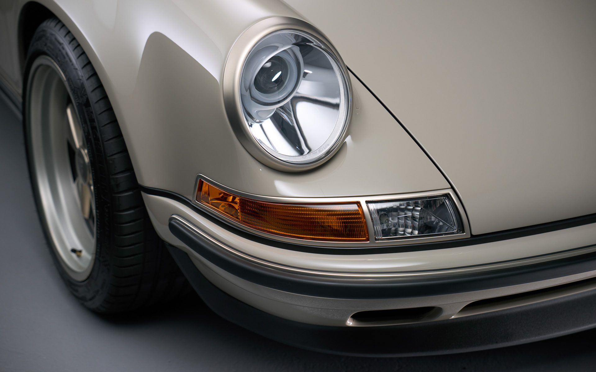 ブレーキはブレンボ製キャリパーにカーボンローターを装備。タイヤはミシュランの「パイロットスポーツ4S」を履く