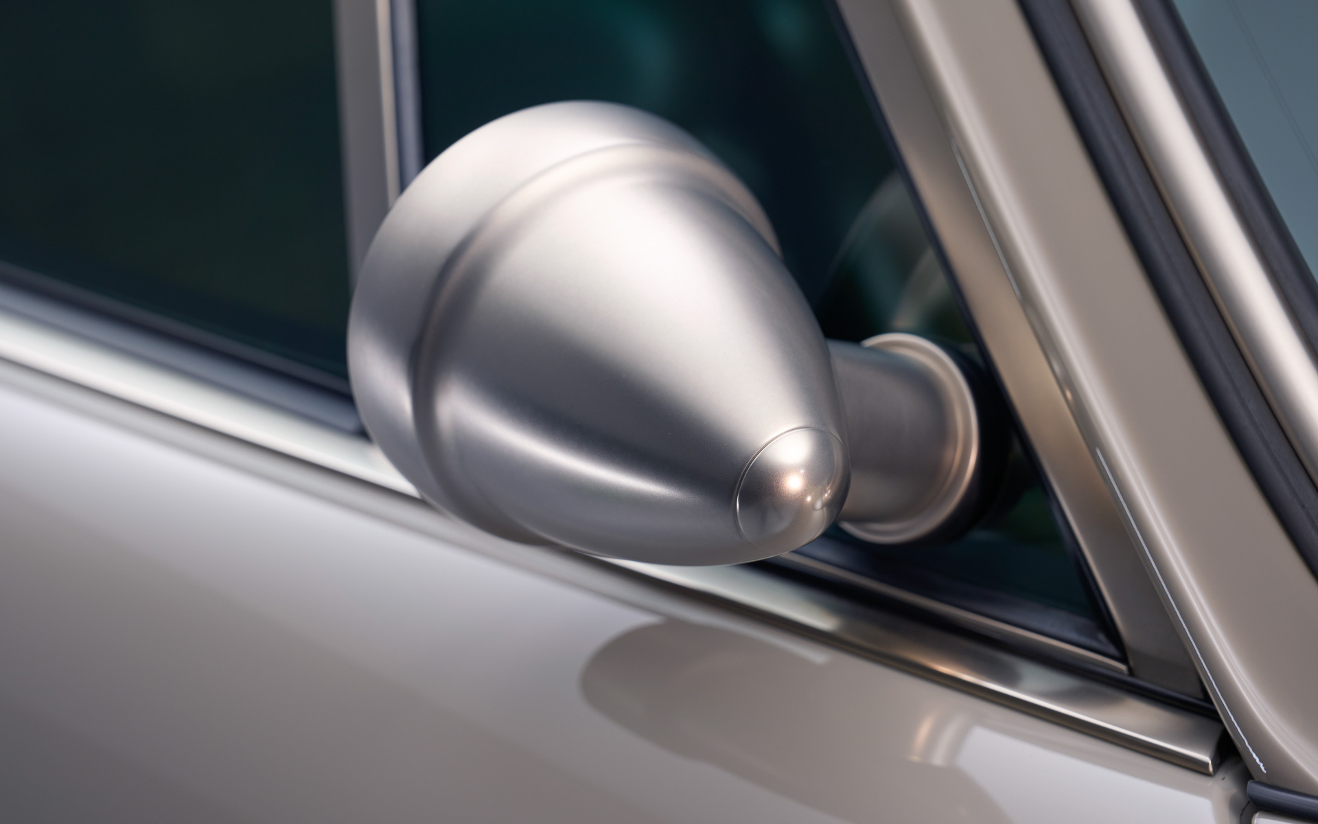 ブレーキはブレンボ製キャリパーにカーボンローターを装備。タイヤはミシュランの「パイロットスポーツ4S」を履く