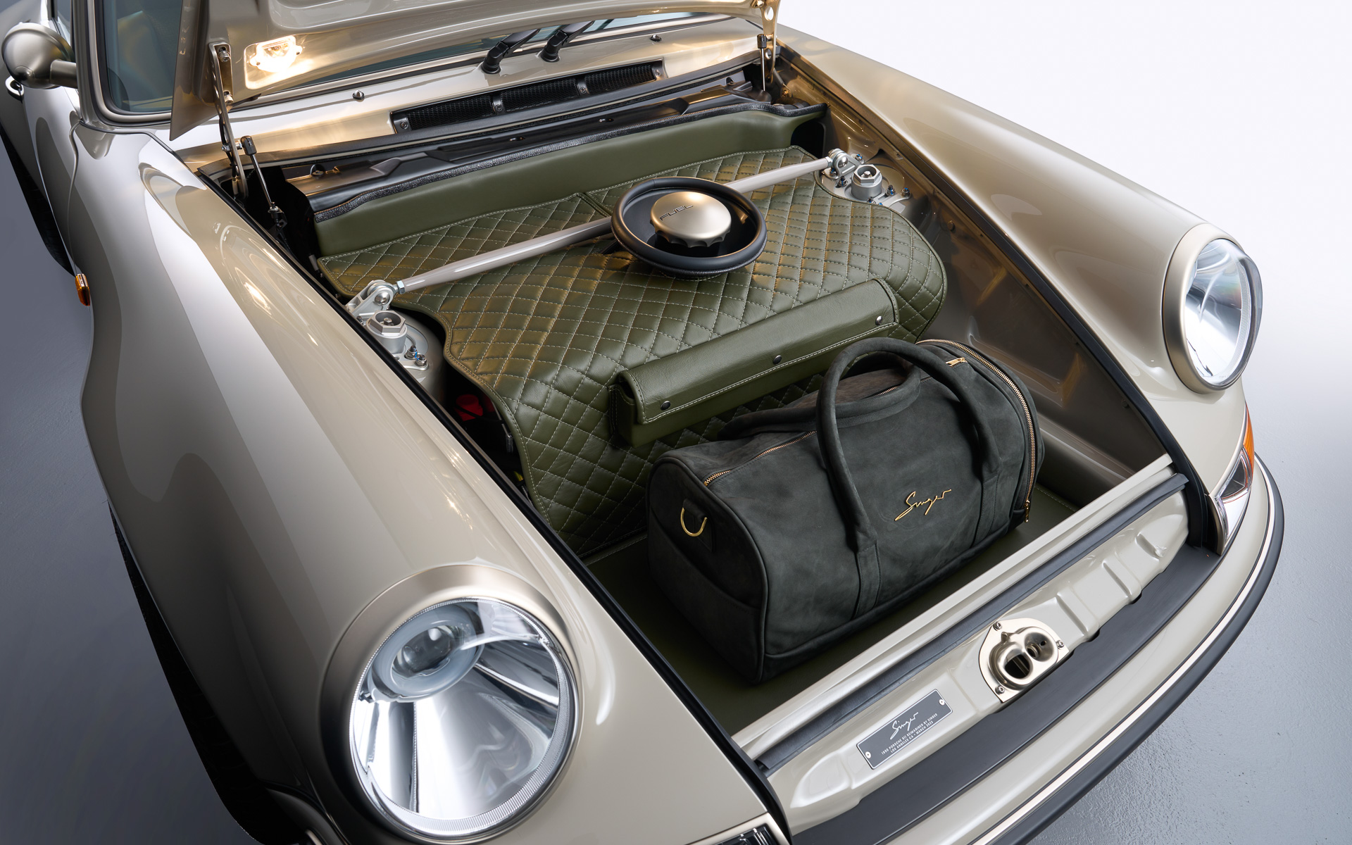 ラゲッジスペースも手の込んだ仕上がりとなっている