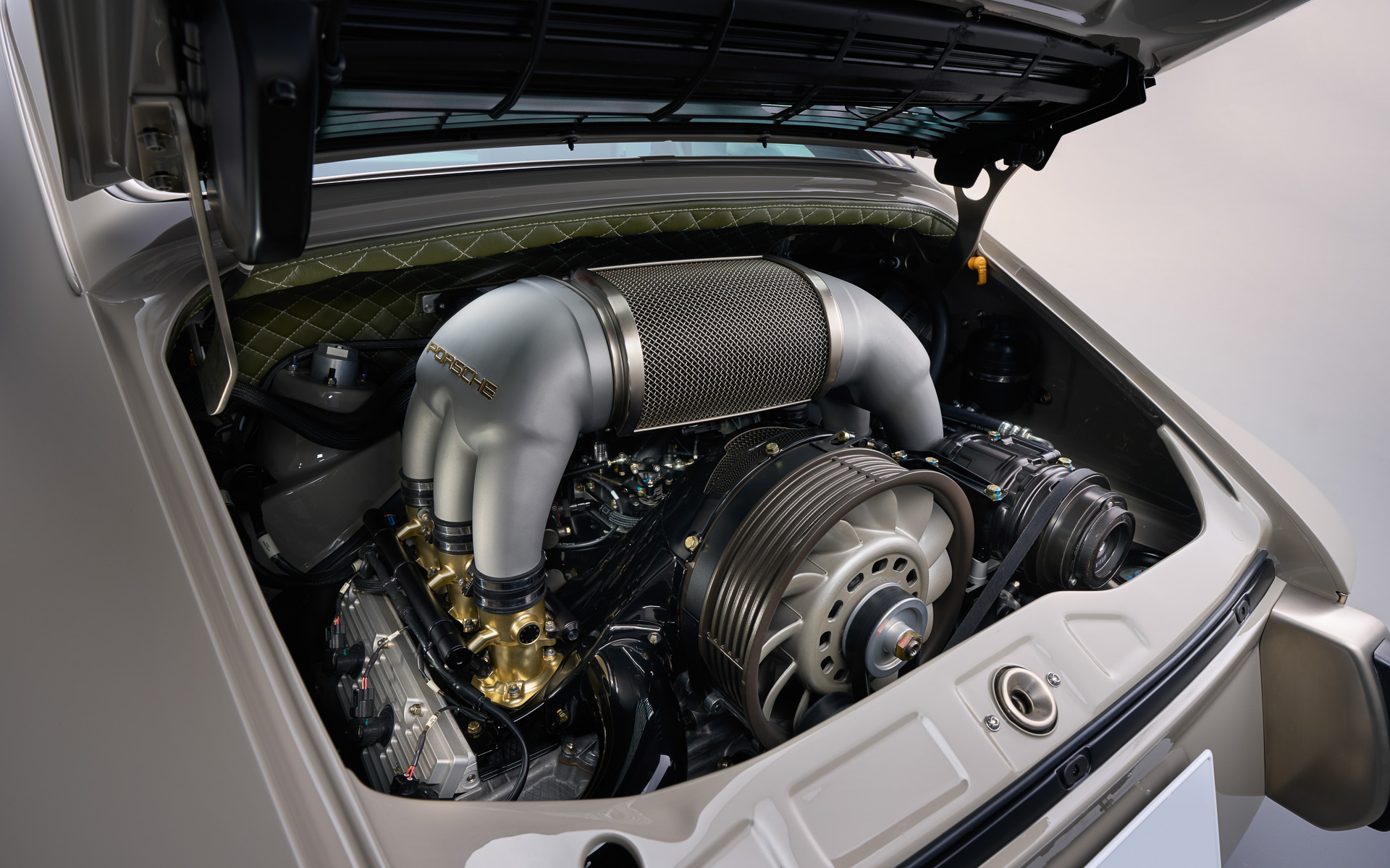 エド・ピンク・レーシング・エンジンズによる4.0リッターエンジンは、最高出力390HP/7000rpm、最大トルク315lb-ft（427Nm）/5900rpmを発生する