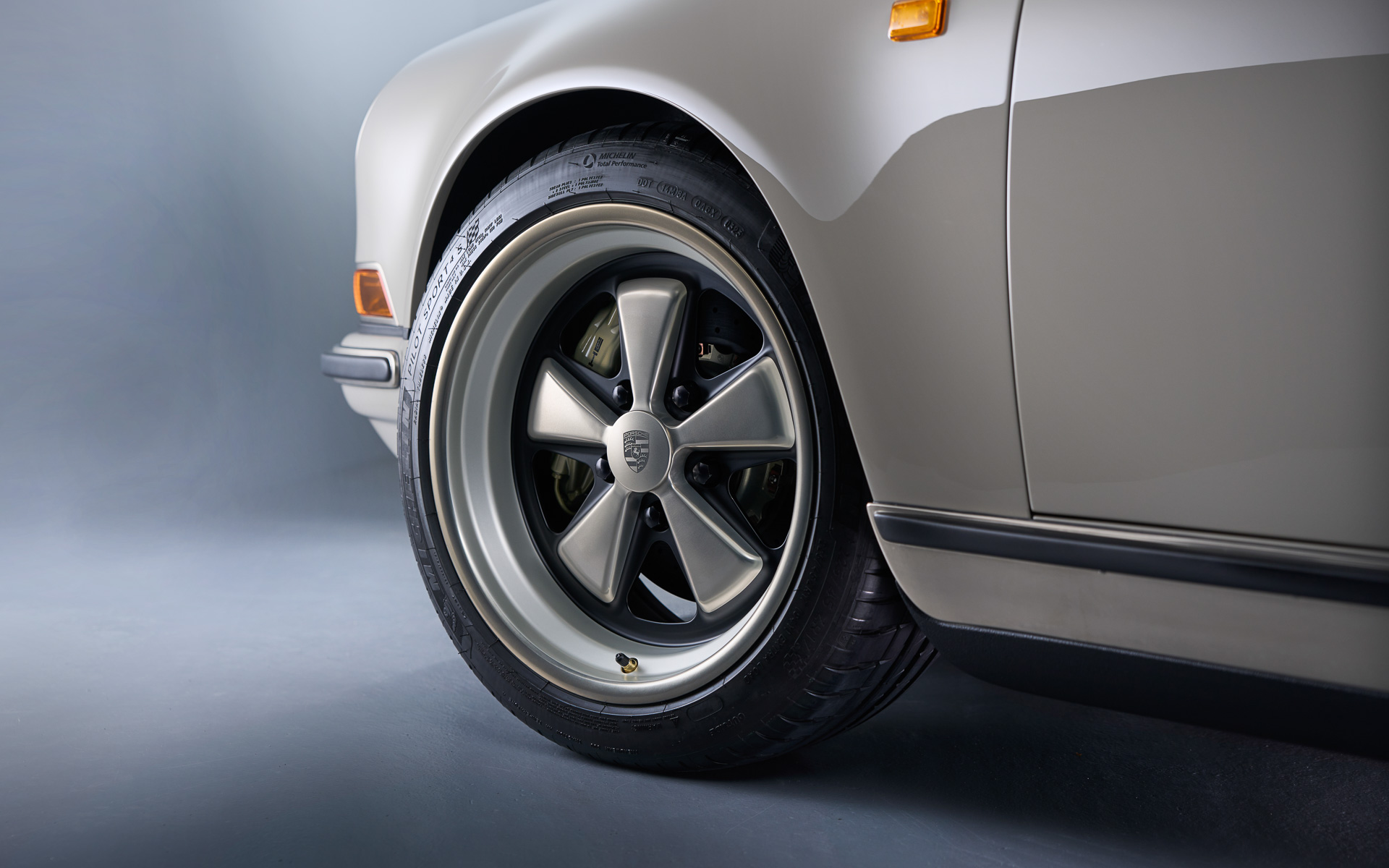 ブレーキはブレンボ製キャリパーにカーボンローターを装備。タイヤはミシュランの「パイロットスポーツ4S」を履く