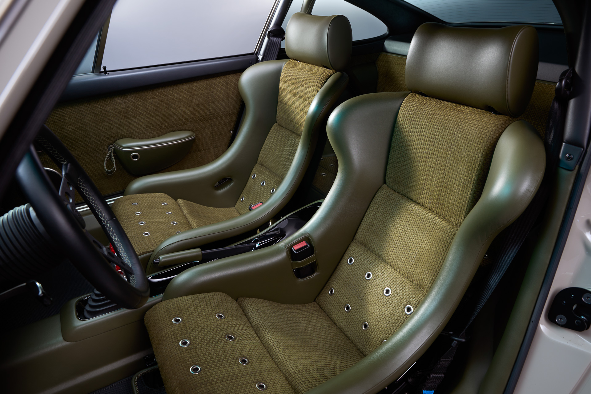 シートもカーボンファイバー製