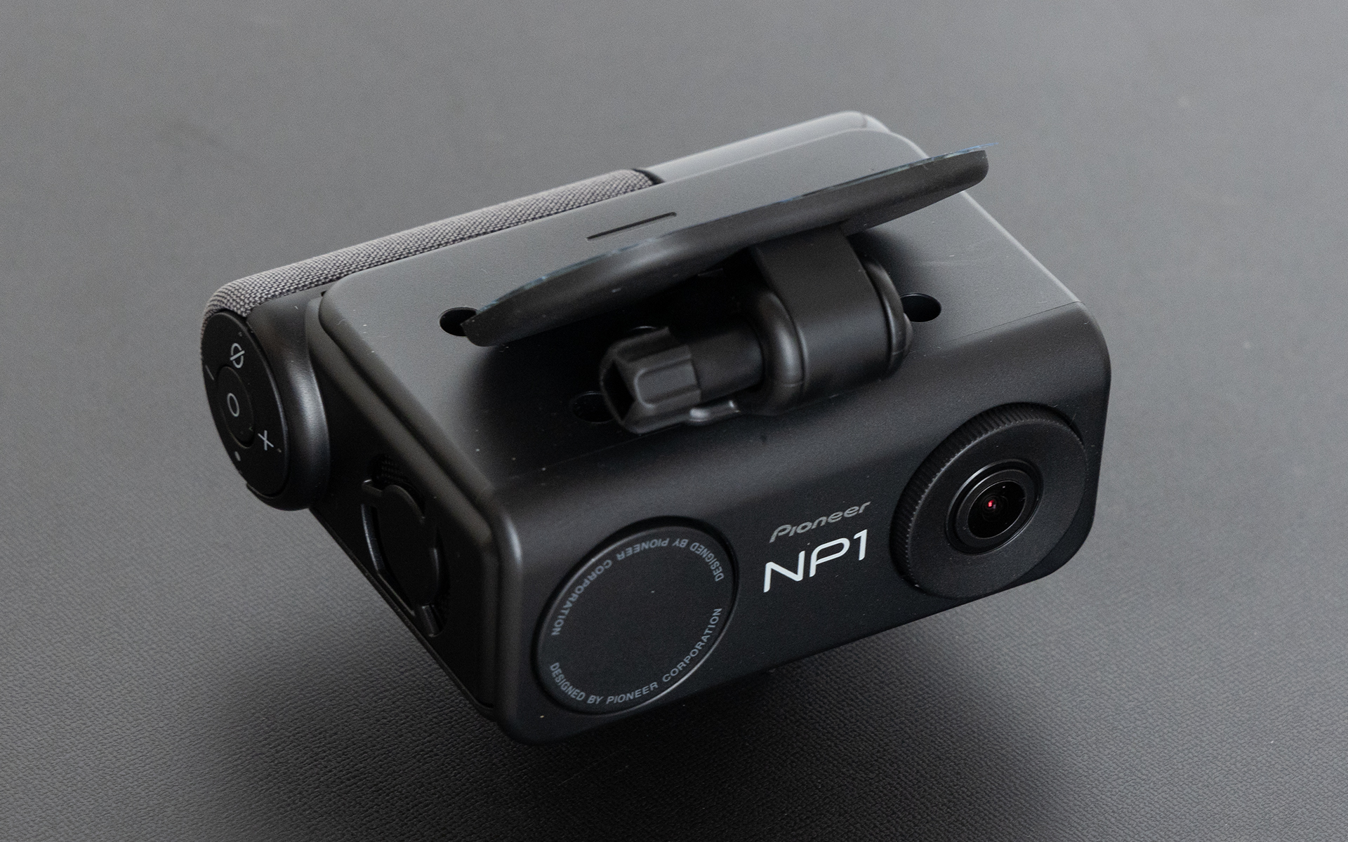 NP1の主力機能である次世代通信型ドライブレコーダー。通常の記録はmicroSDカードへ記録し、イベント録画は自動でクラウドへアップされるから重要な記録をしっかり残せる。前方カメラのスペックは約200万画素、1920×1080P（フルHD画質）。フレームレートは27.0fps（LED信号が消灯で記録されないよう調整）、画角は水平130°/垂直68°/対角159°