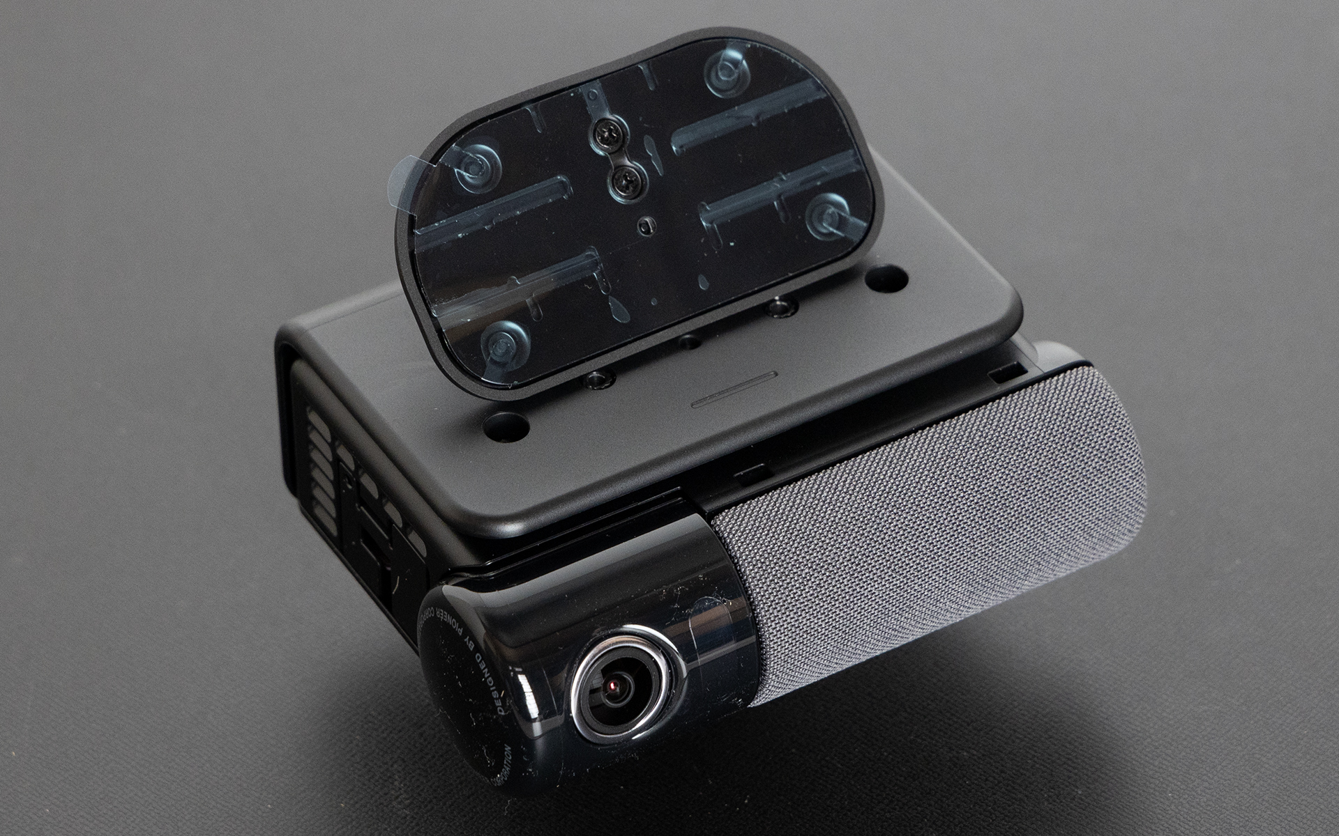 こちらは本体に備わる車内/後方カメラ。スペックは約200万画素、1920×1080P（フルHD画質）。フレームレートは16.0fps（LED信号が消灯で記録されないよう調整）。画角は水平124°/垂直65°/対角151°