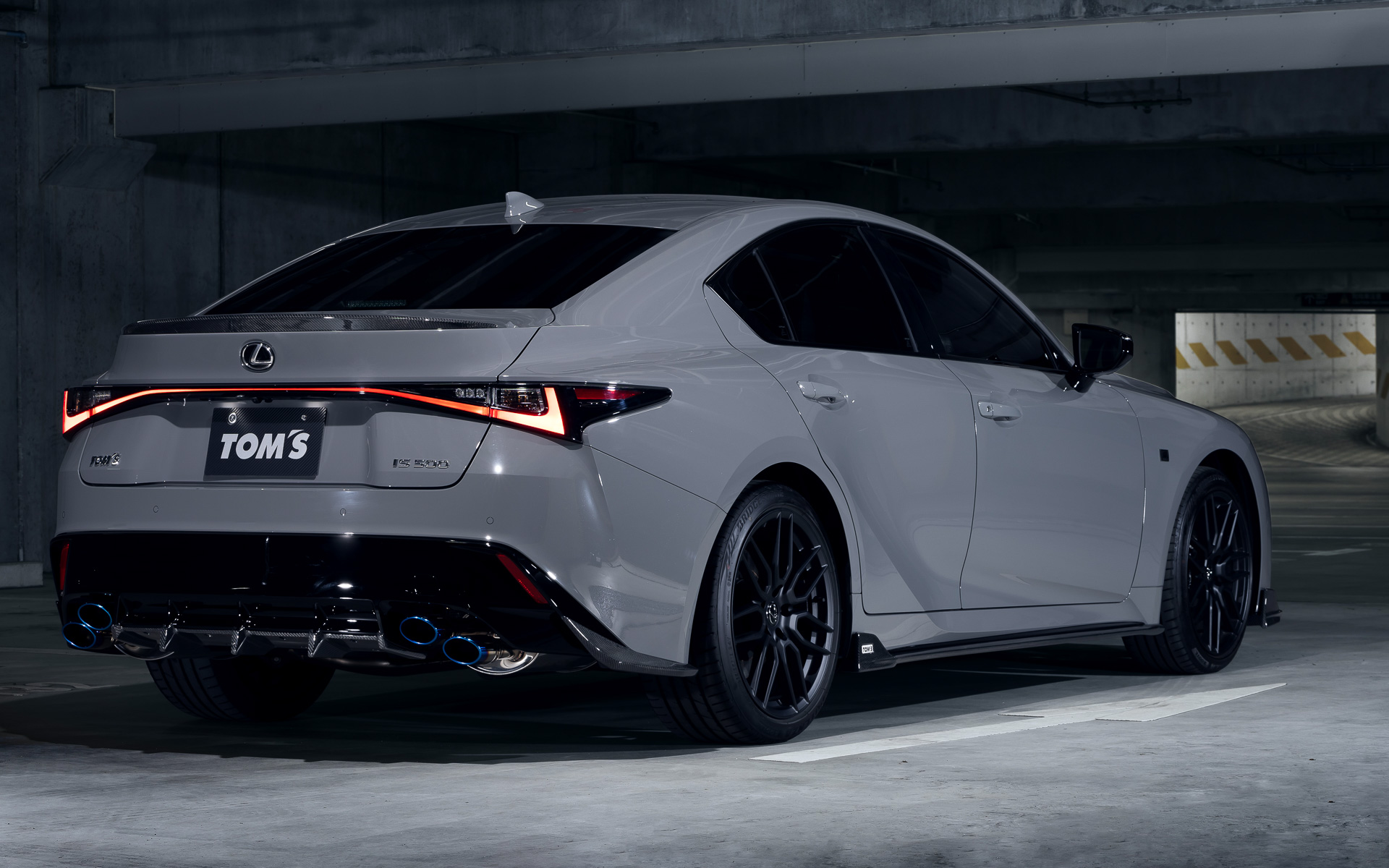 パーツはすべてウェットカーボン製でクリア塗装済みとなる