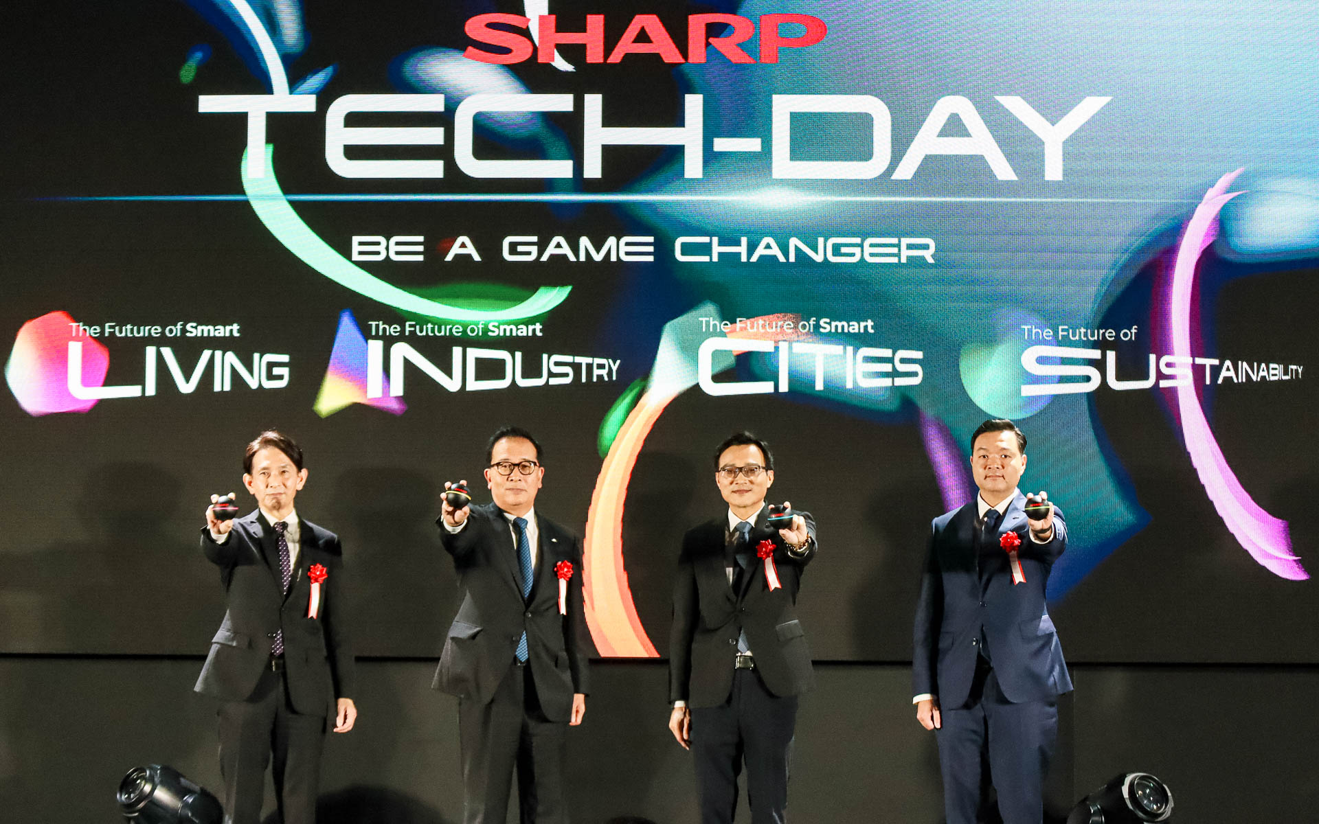 ステージ上でポーズを取るシャープの経営トップ。右から2人目が呉柏勲社長兼CEO