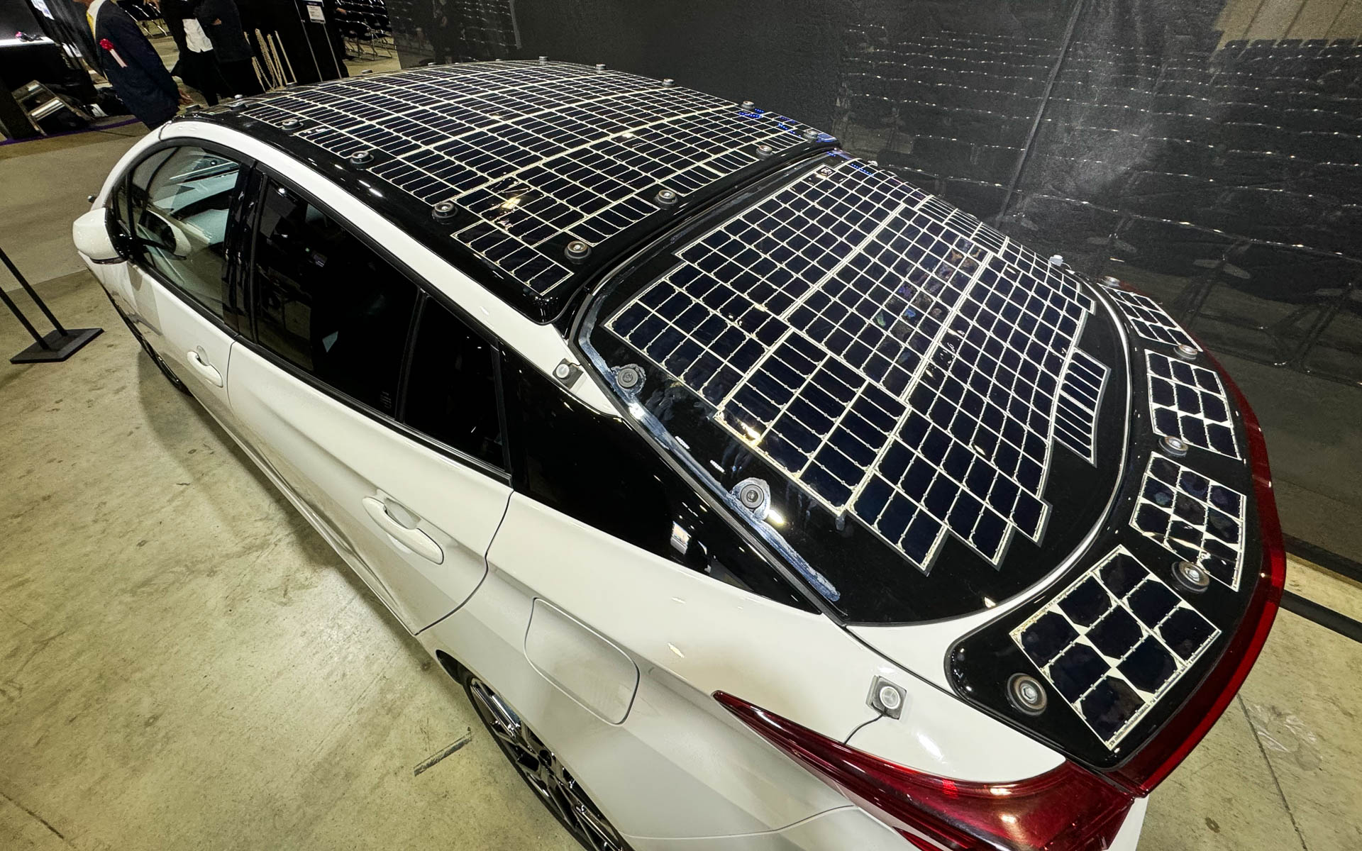 トヨタのプリウスPHVのルーフやフード、バックドアなどに太陽電池セルを搭載