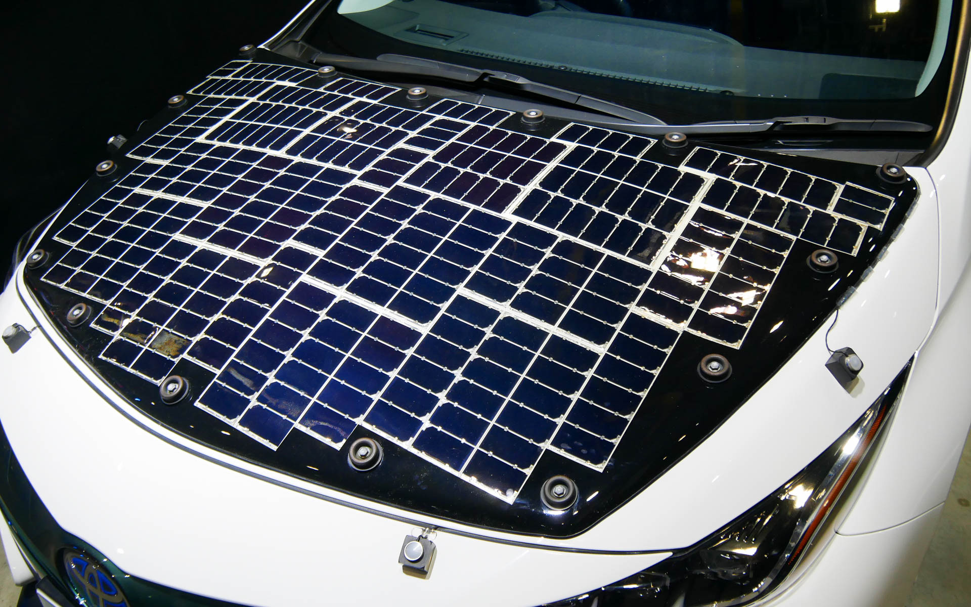 ボンネット部分にも太陽電池が敷き詰められていた