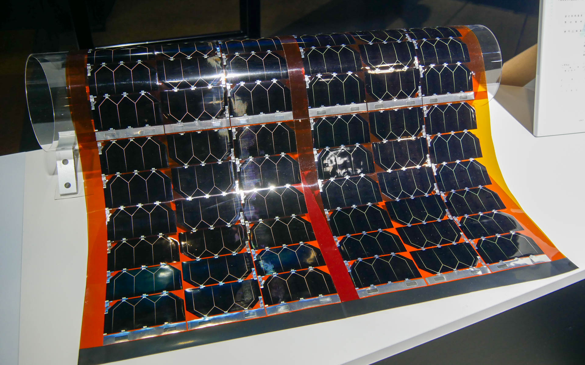 宇宙用ソーラーシート。軽量で巻き取り式となっているのが特徴だ