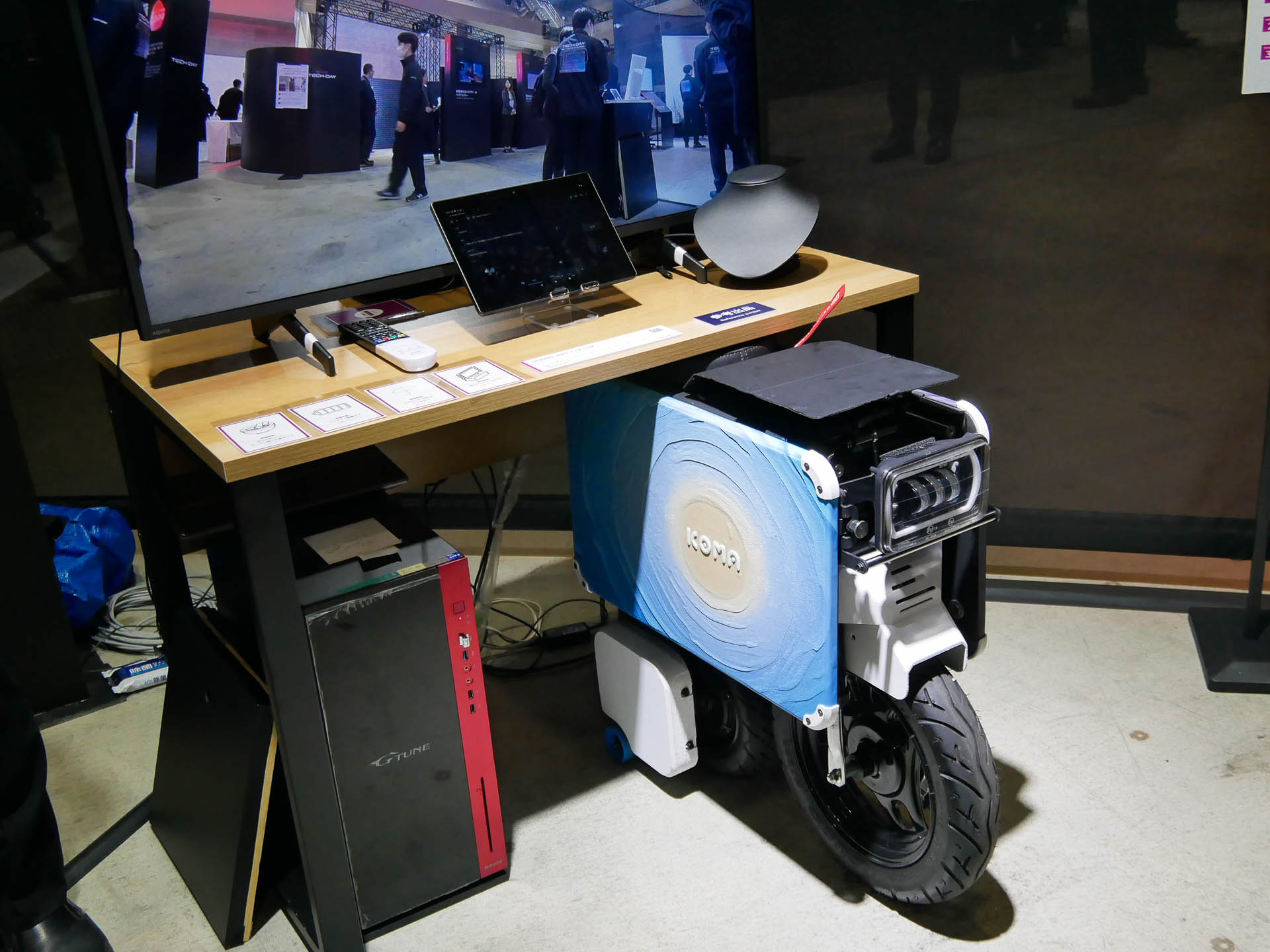 ICOMAの電動モビリティバイク「TATAMEL BIKE」と、CE-LLMの連携をデモンストレーションした