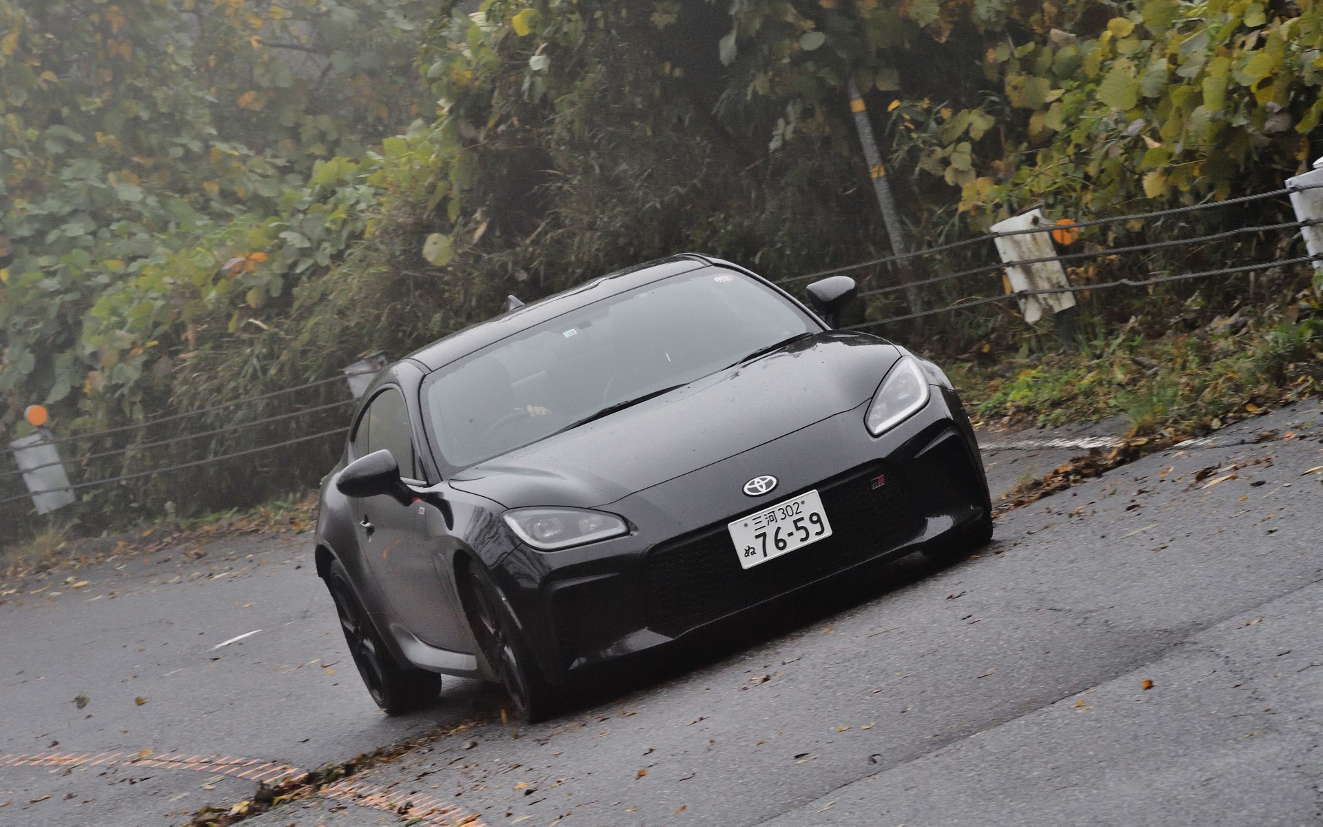 クロスオーバーはワインディング路面のちょっと大き目な段差もスムーズにいなしてくれた