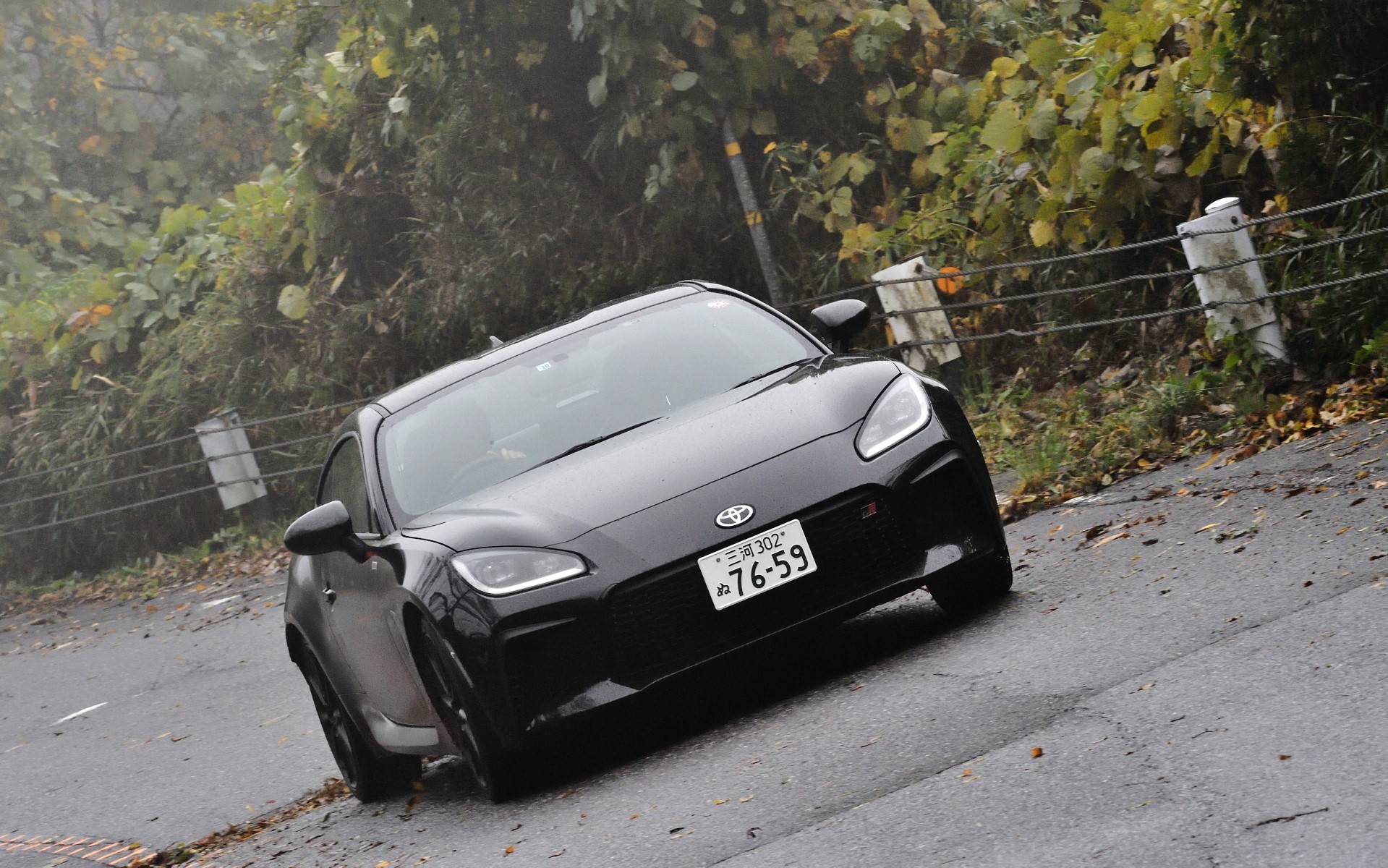 クロスオーバーはワインディング路面のちょっと大き目な段差もスムーズにいなしてくれた