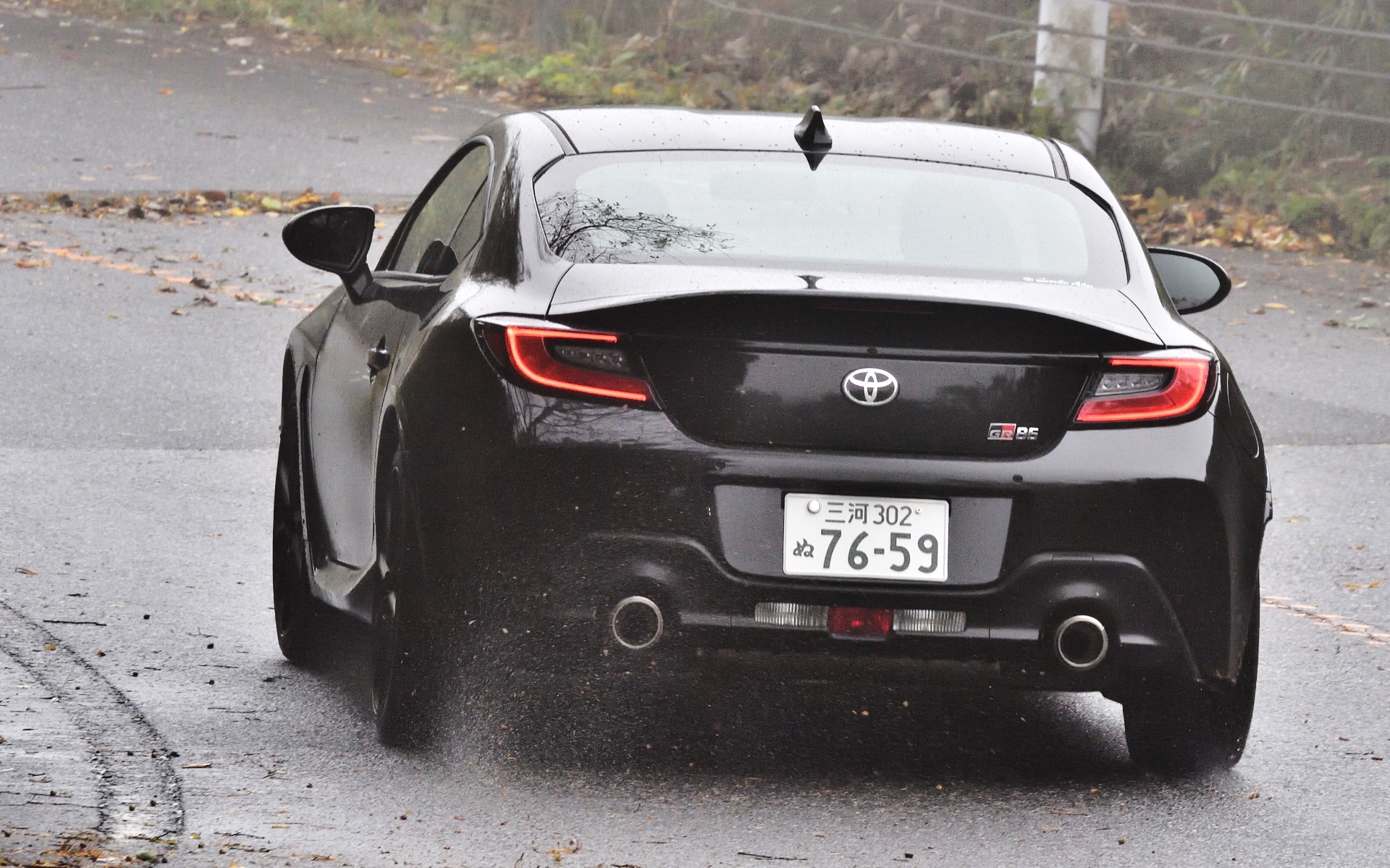 クロスオーバー装着車はちゃんと地に足が着いている感じが強く、アクセルをノーマルより踏み込めるし、走っていて安心感も高い