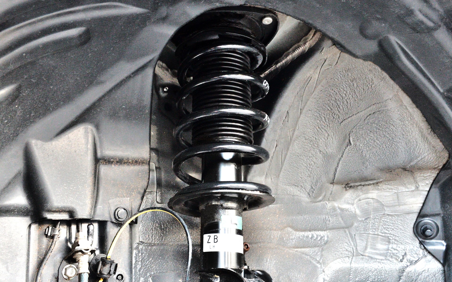 クロスオーバーを装着したGR86のフロントサスペンション