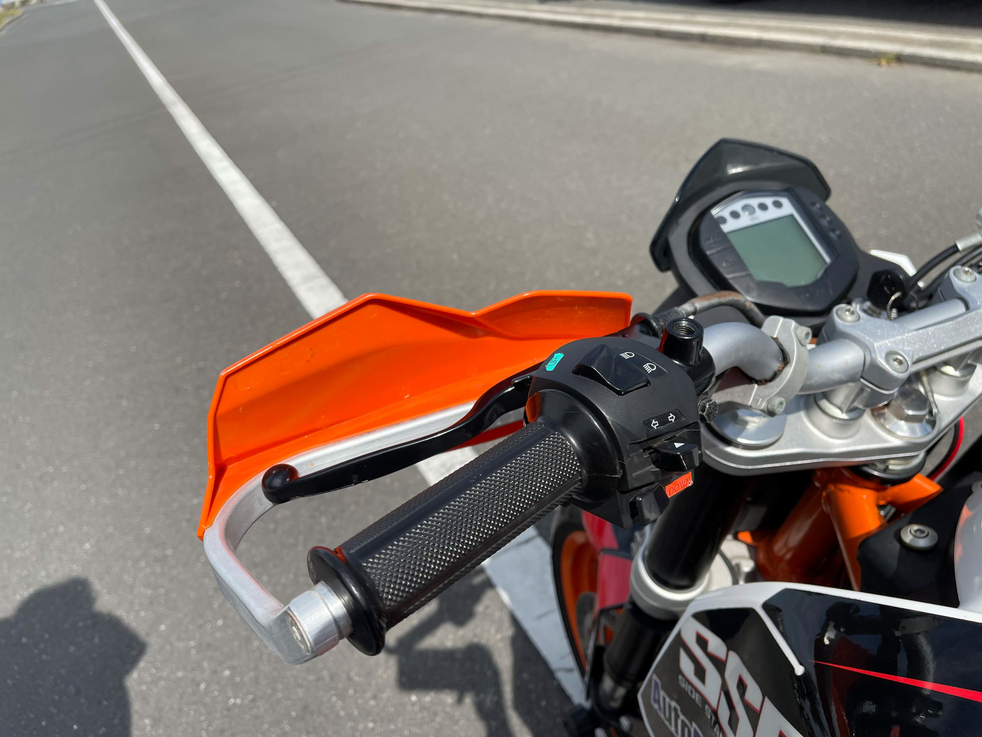 シフトペダルの上にシリンダーユニットでシフトチェンジする。操作は左手のスイッチで行なう