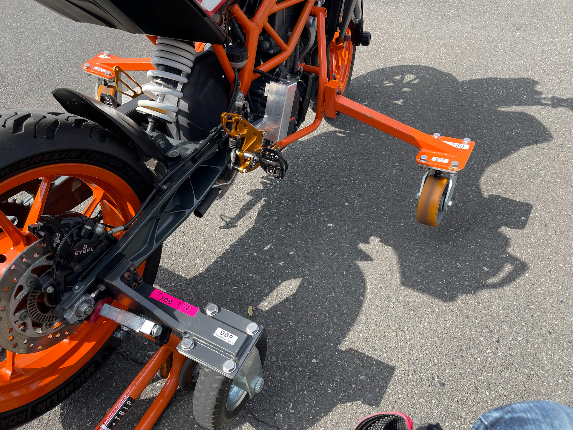 補助輪（アウトリガー）は4つ取り付けられ、パラモトライダーの技量が上がるにつけ簡単に取り外しができる仕組み