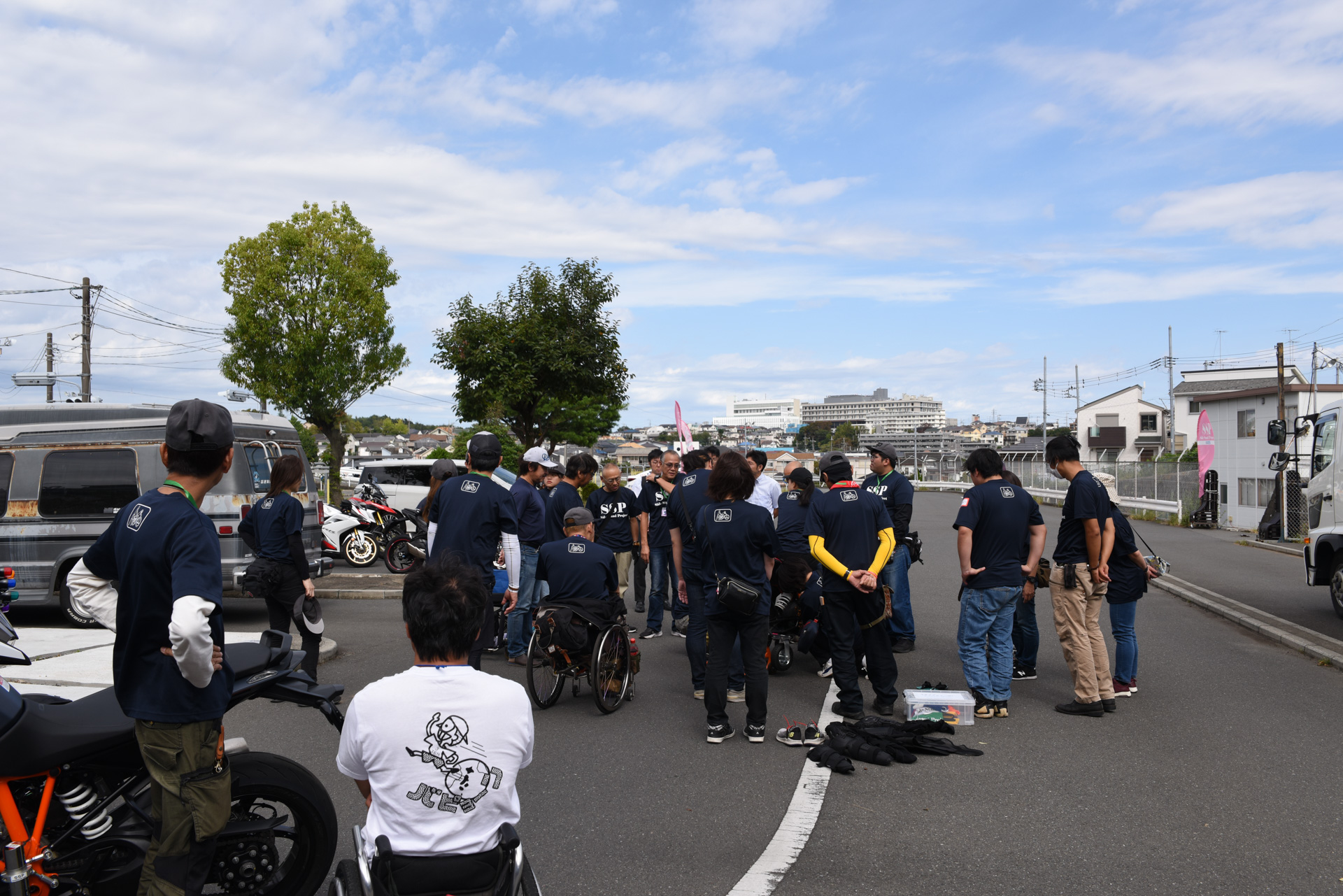 その日乗るパラモトライダーの障害がどんなものか？　どんなサポートが必要なのか？　を事前にスタッフ全員で共有する。初参加というボランティアスタッフも多い