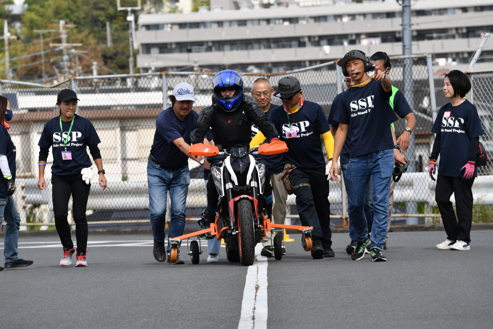 ライダーもスタッフも緊張の面持ちで走る1本目！