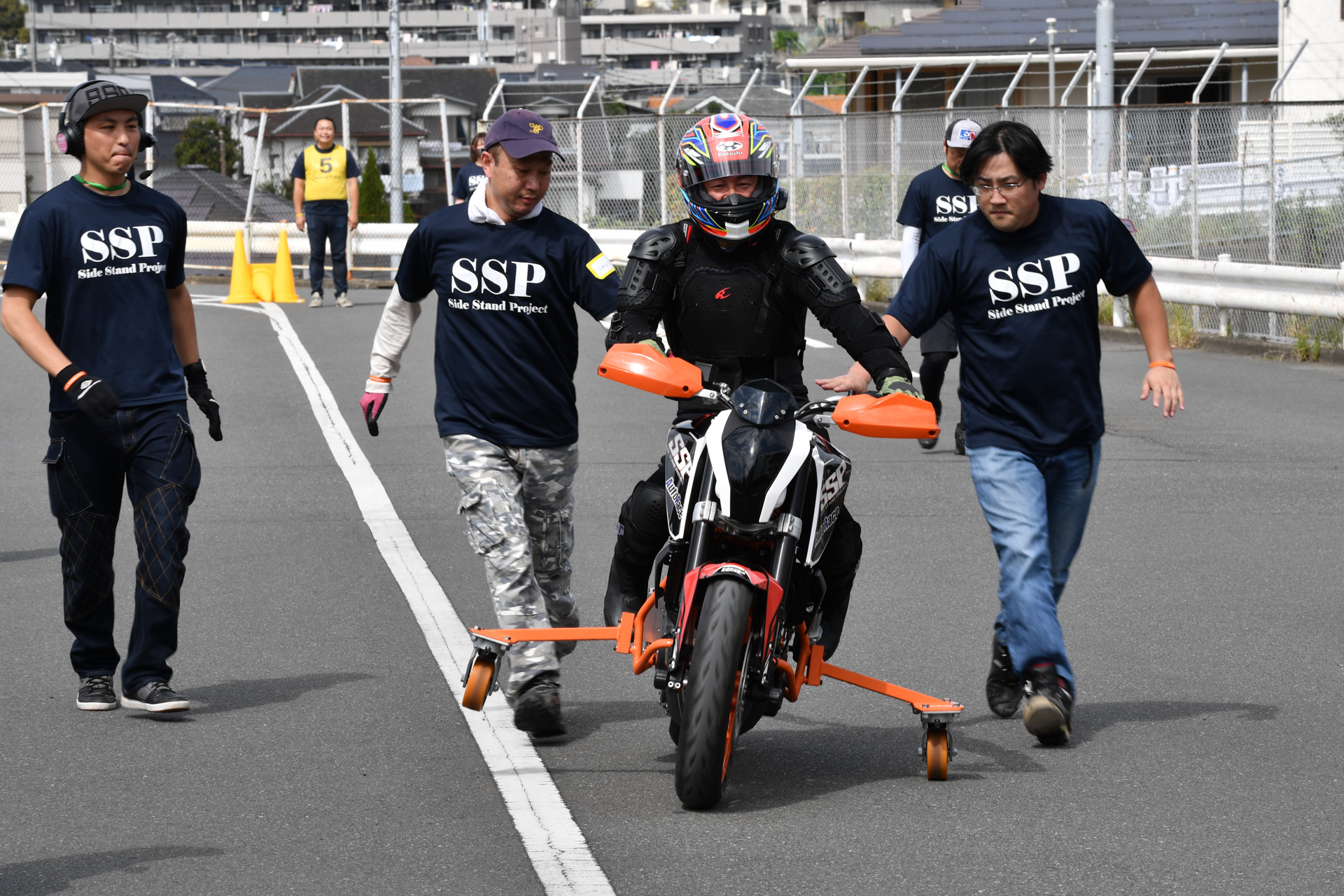 いったんバイクが傾いてしまうと、足が使えないぶん車体をまっすぐにするのが難しい