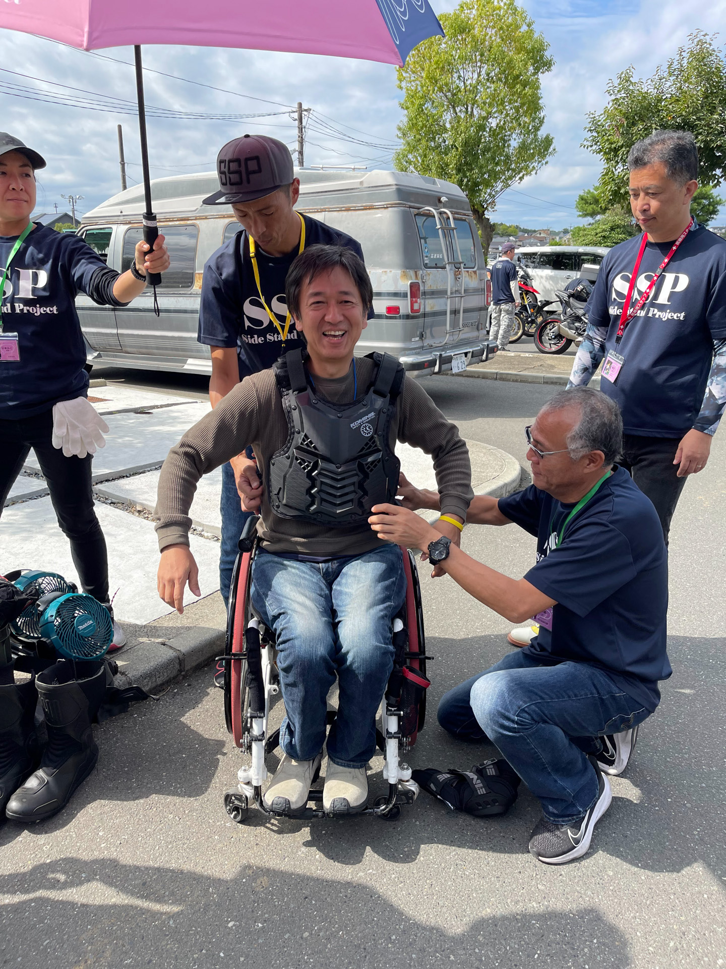 今回から、必要な場所のみ（体、肘、膝）をガードするボディプロテクターを採用。また、足首が硬い人にはビンディング付きのブーツを使用するようですが、オレは足首がやわらかいとのことで、靴に取り付けるビンディングパッドを使用して足を固定