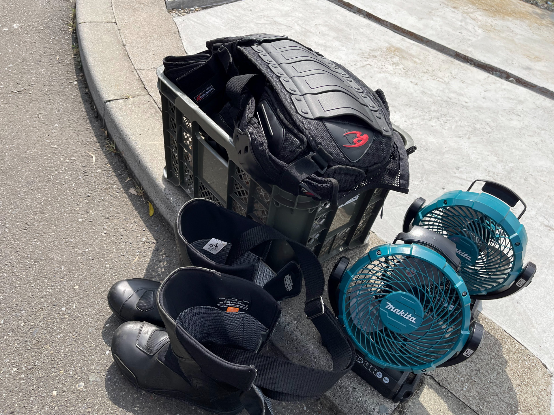 今回から、必要な場所のみ（体、肘、膝）をガードするボディプロテクターを採用。また、足首が硬い人にはビンディング付きのブーツを使用するようですが、オレは足首がやわらかいとのことで、靴に取り付けるビンディングパッドを使用して足を固定