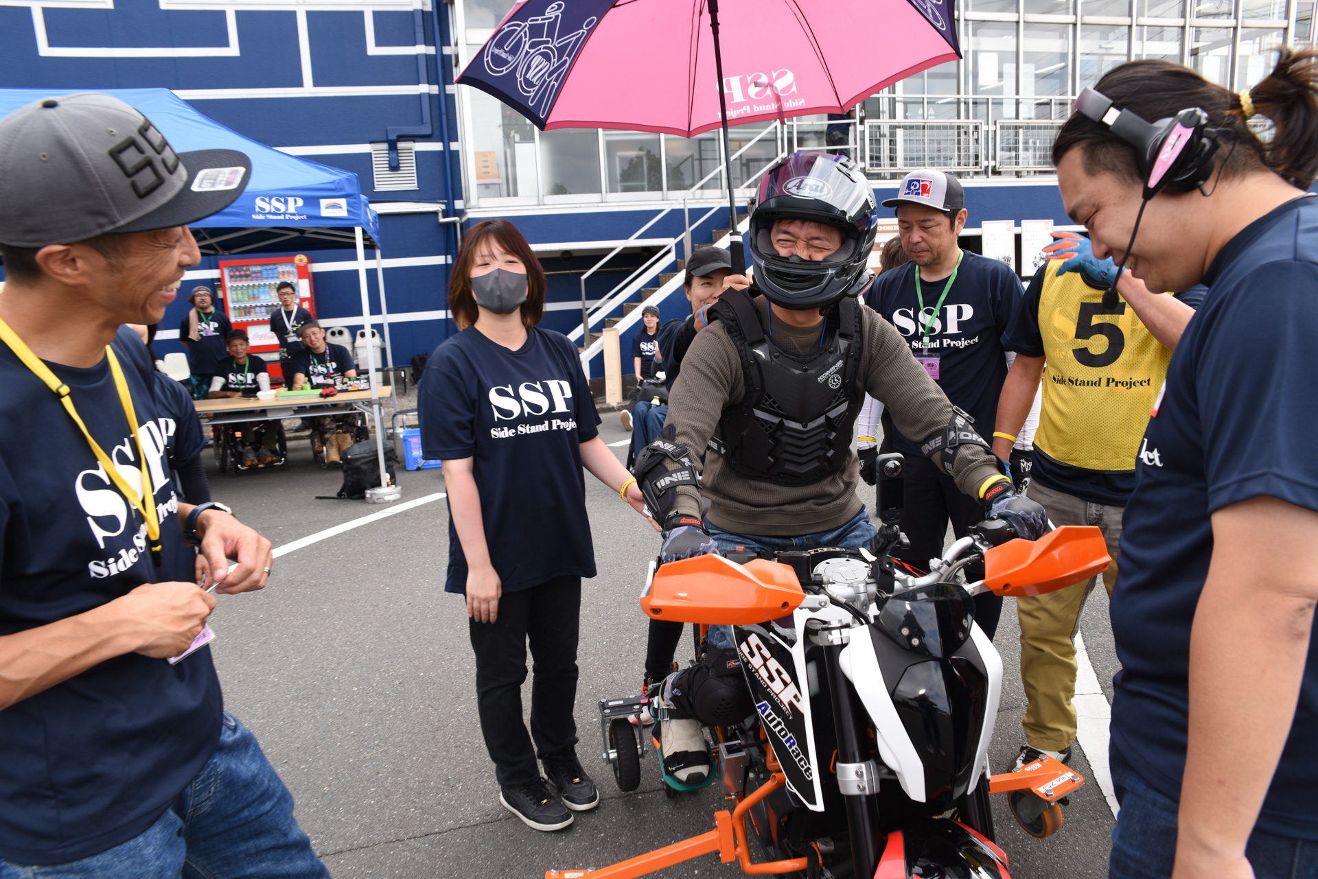 緊張をほぐすため治親さんはじめスタッフの皆さんは冗談を飛ばしてくれるので、終始なごやかな雰囲気に